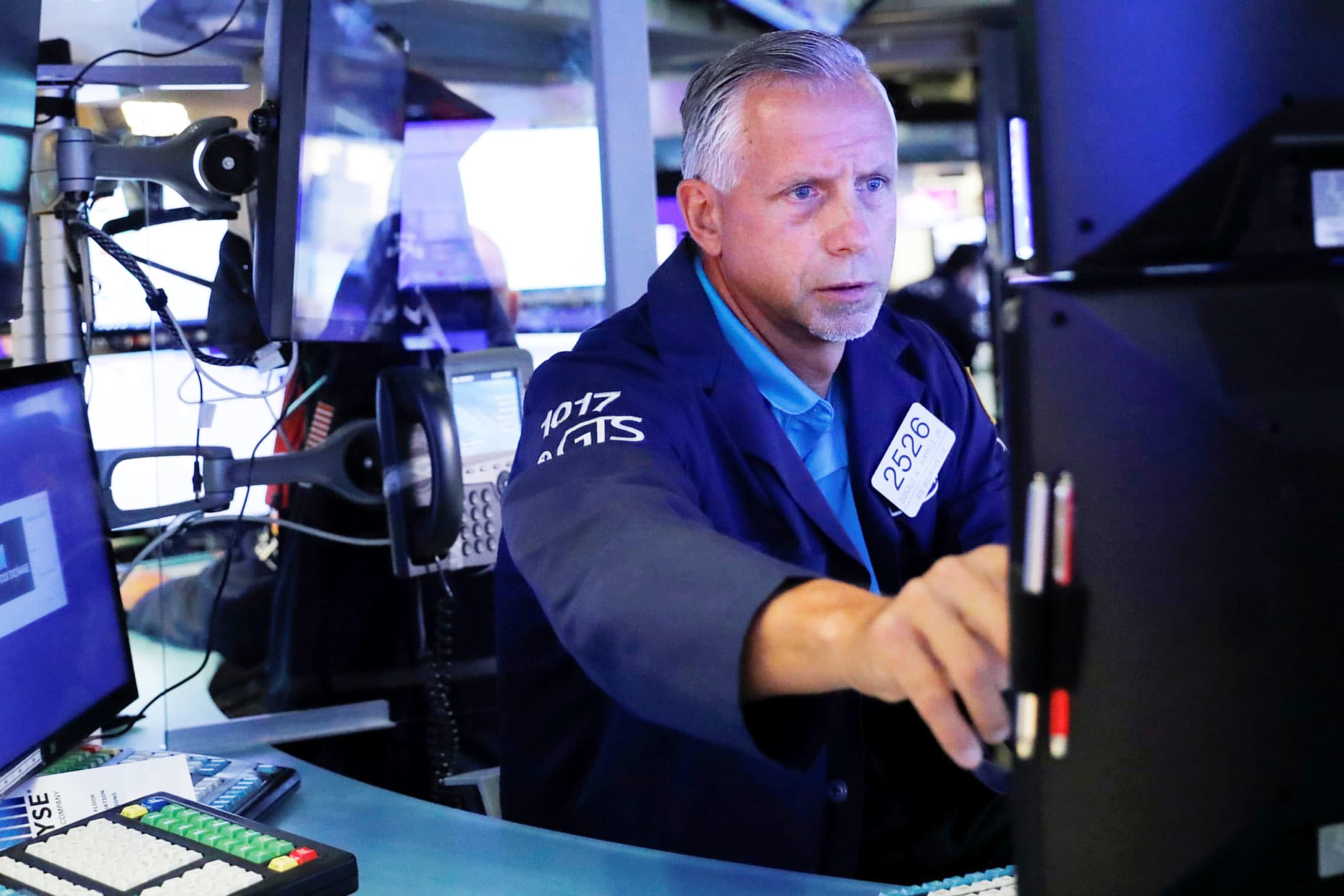 Stocks rise slightly as Wall Street tries to end losing month on a high note thumbnail