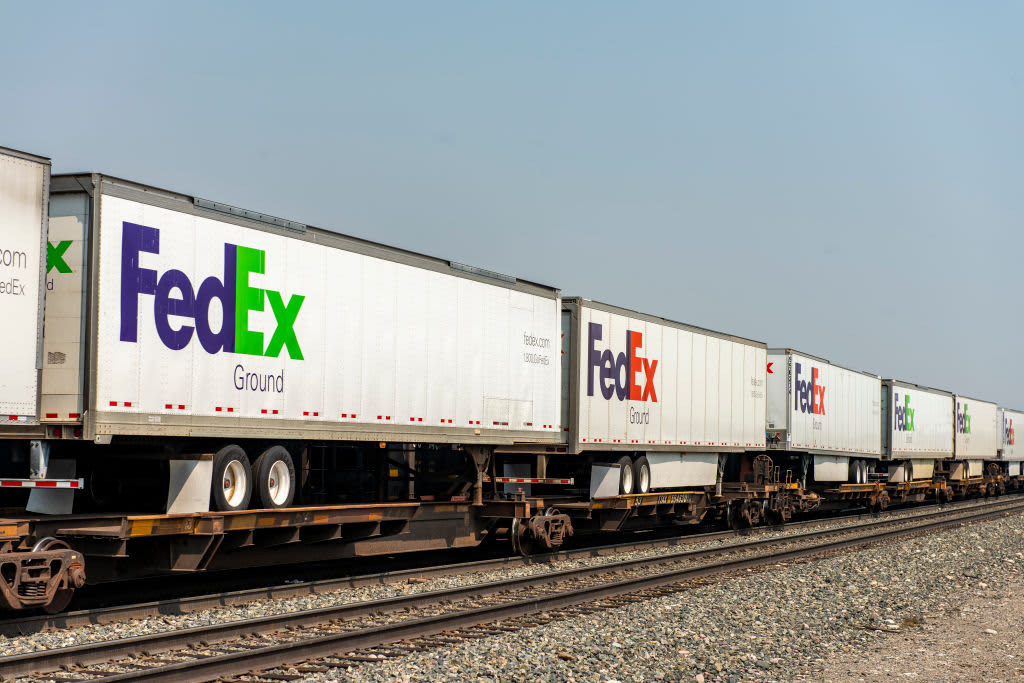 Several analysts bail on FedEx after delivery giant's earnings warning