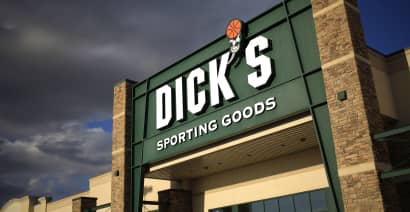Dick's shares fall 24% as retailer slashes outlook over theft concerns
