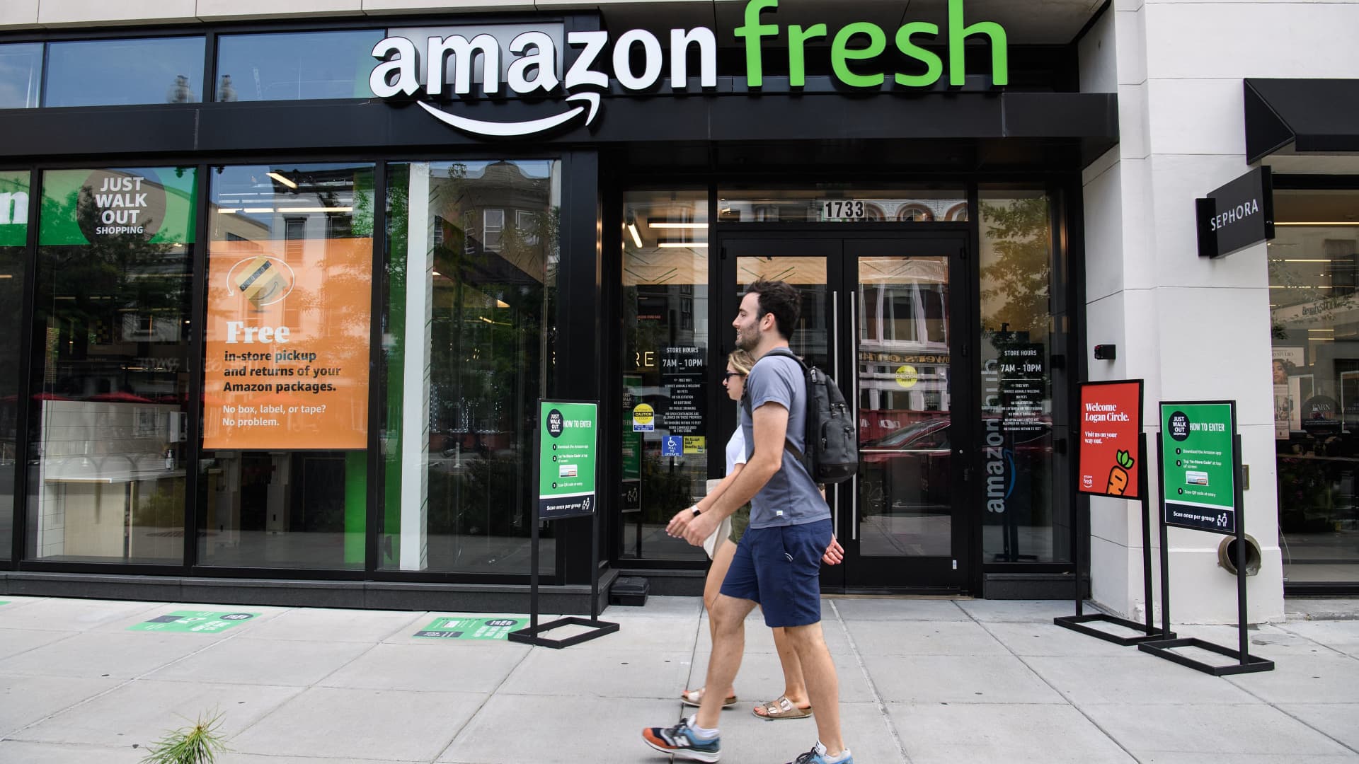 Amazon cuts jobs at Fresh grocery stores