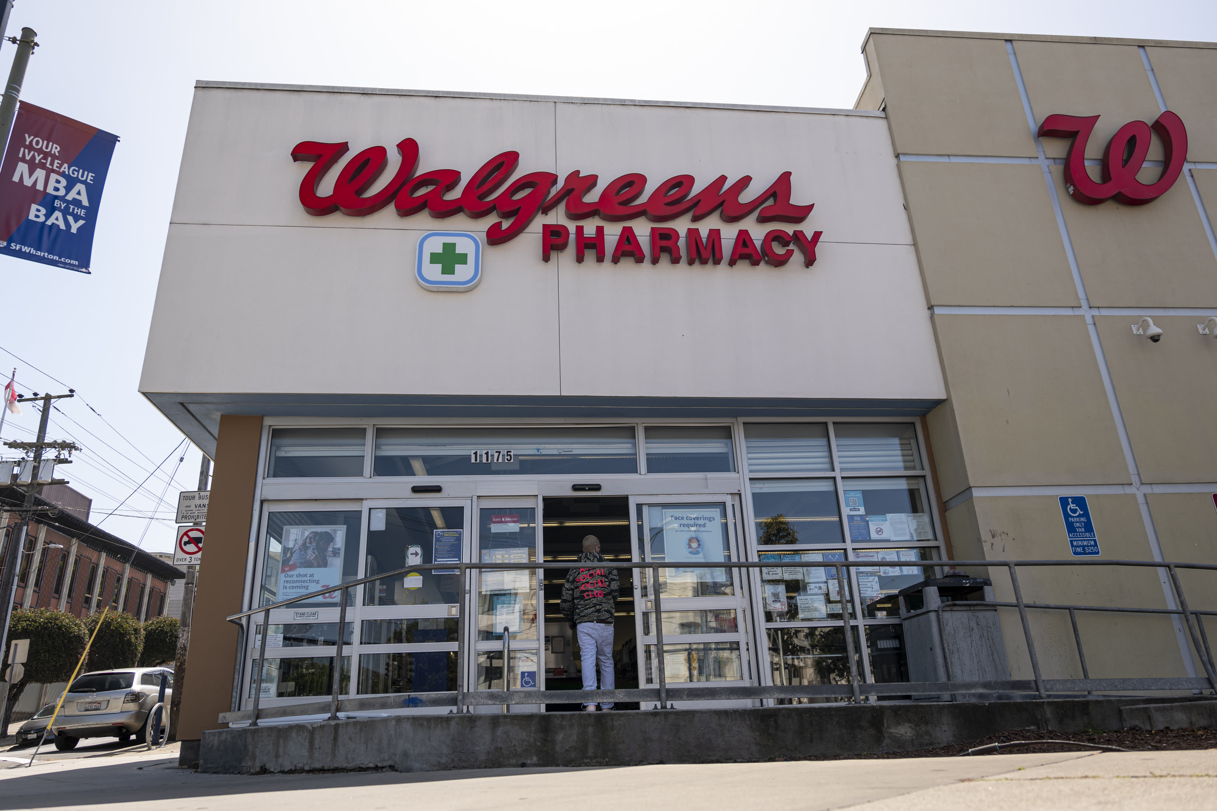 Walgreens to raise wages for hourly workers to $15 by November 2022 ...