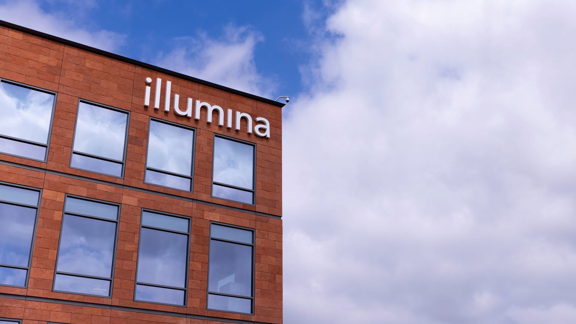 Illumina unveils plans to cut costs as it faces shrinking margins
