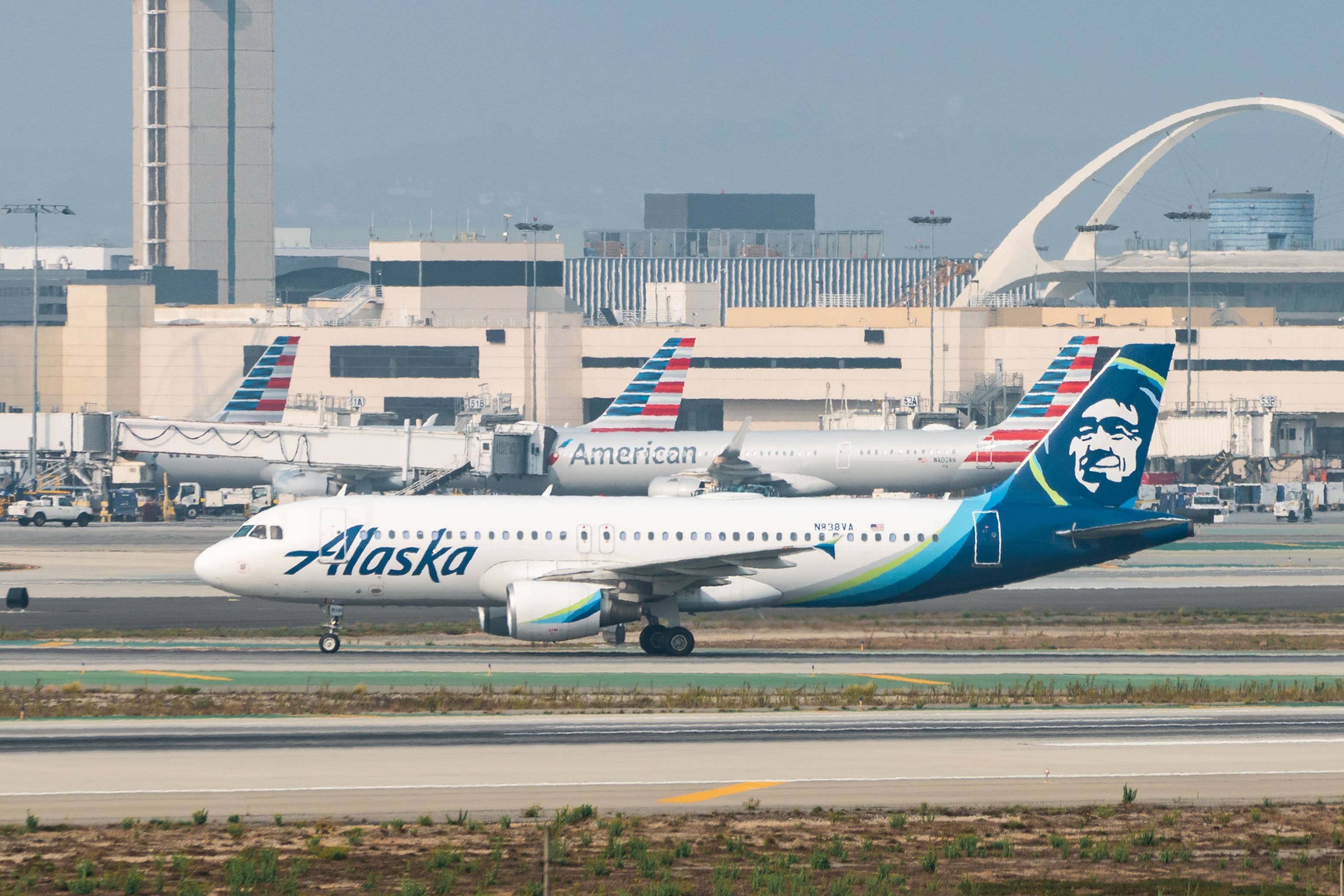 Alaska Airlines will give vaccinated employees $200, stops short of company mand..
