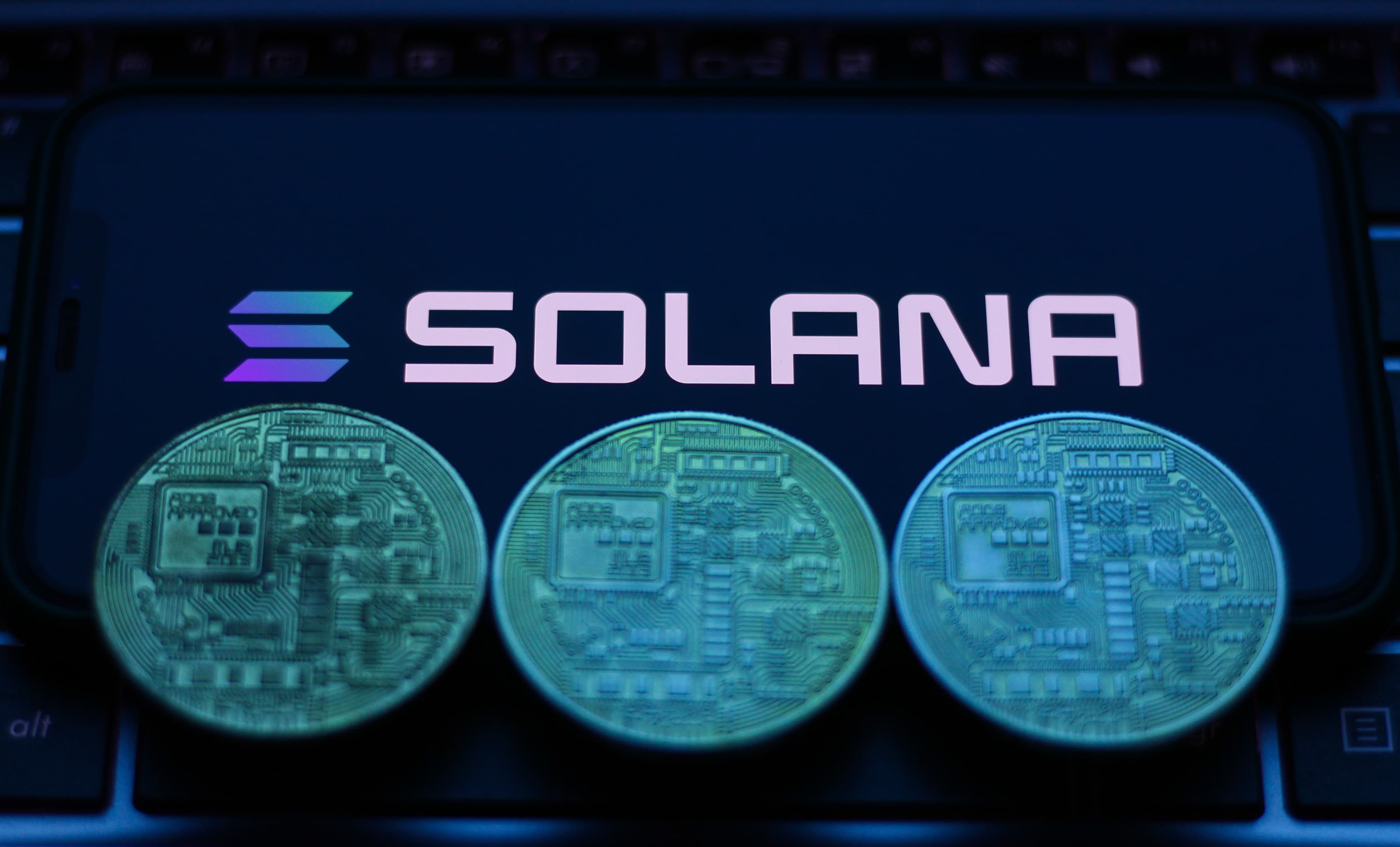 ارتفعت قيمة “سولانا” وسط ارتفاع العملات البديلة، حيث تضاعف سعرها ثلاث مرات تقريبًا خلال الشهر الماضي