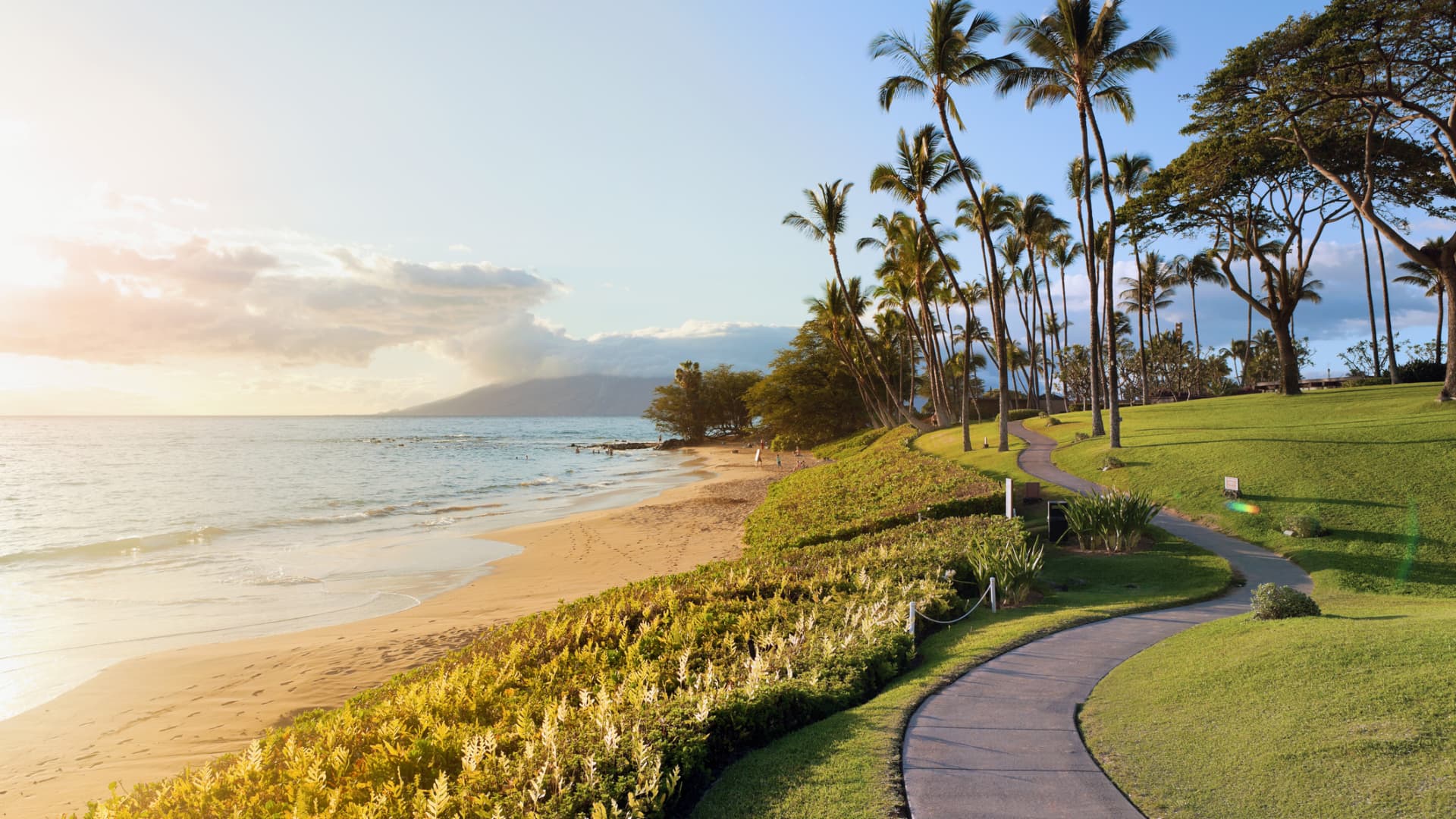 California, the Caribbean and other warm weather locations are popular for Christmas travel this year, however Hawaii is the most in-demand destination for American travelers, according to Similarweb.