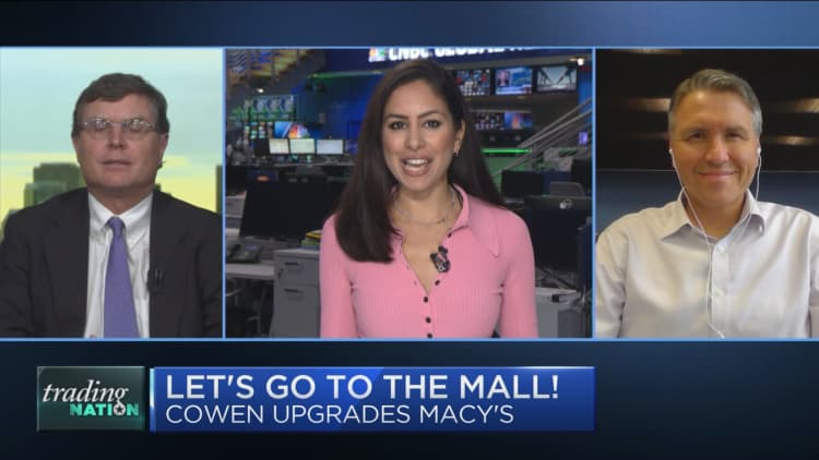 Macy's pops on analyst upgrade — Trading department store stocks