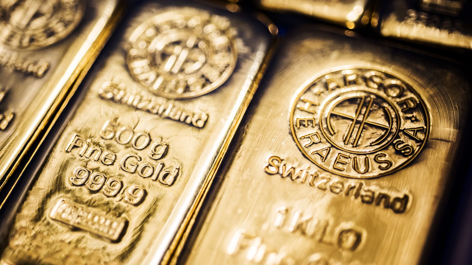 Gold pinned near 2-1/2-year low as stronger dollar, yields weigh