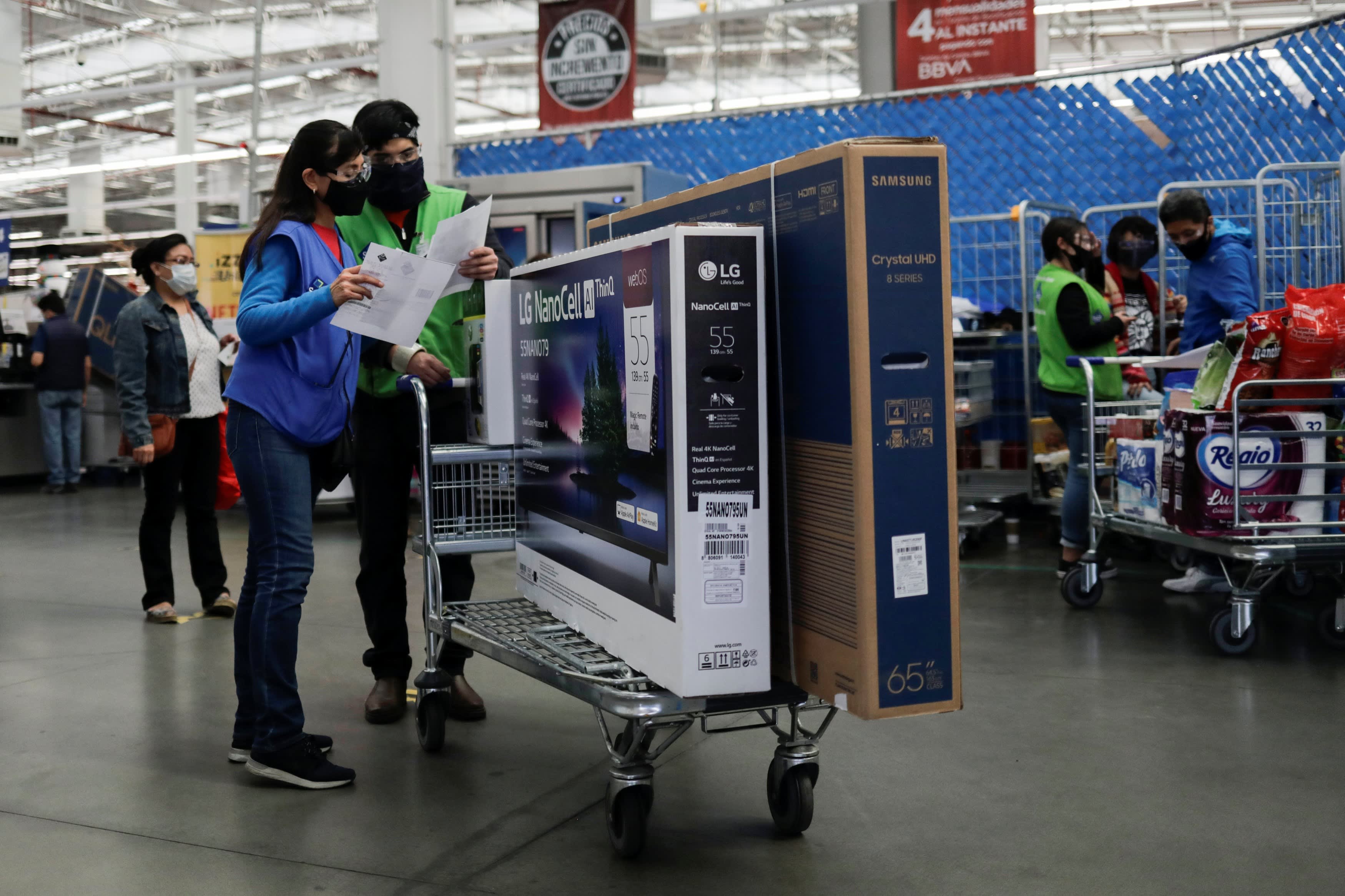 Walmart's Sam's Club raises minimum wage to $15 amid tight labor market