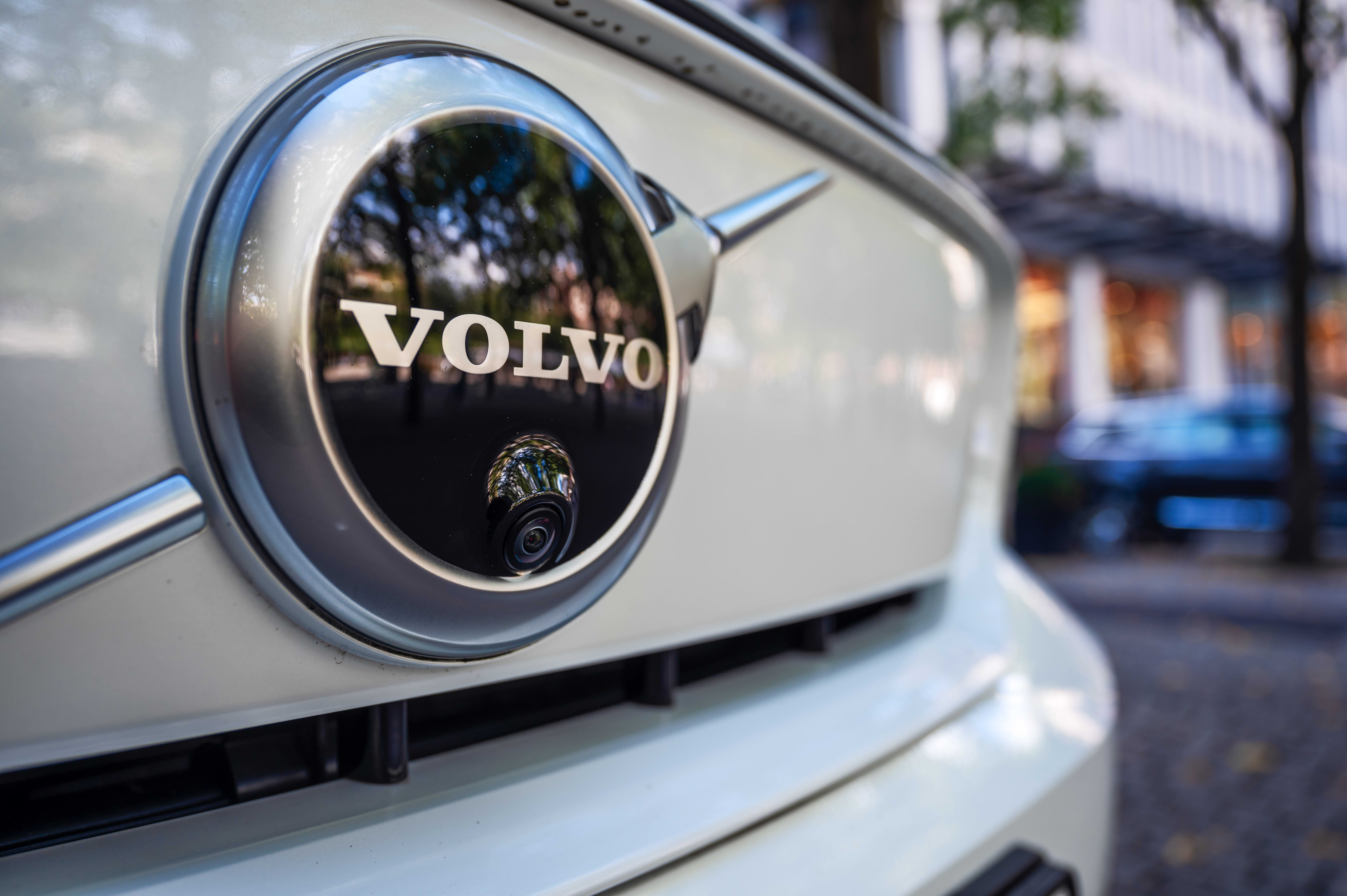 Volvo to recall 460,769 cars worldwide over air bag rupture fatality