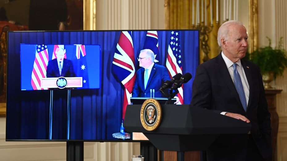 Tổng thống Hoa Kỳ Joe Biden tham gia cuộc họp báo ảo về an ninh quốc gia với Thủ tướng Anh Boris Johnson và Thủ tướng Úc Scott Morrison tại Phòng phía Đông của Nhà Trắng ở Washington, DC, vào ngày 15 tháng 9 năm 2021.