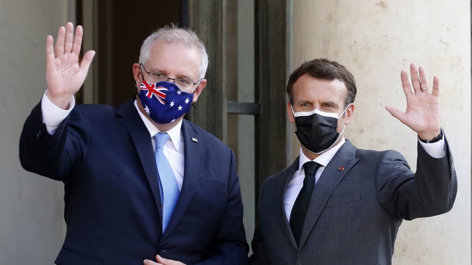 PARÍS, FRANCIA - 15 DE JUNIO: El presidente francés Emmanuel Macron (R) da la bienvenida al Primer Ministro australiano, Scott Morrison (L) antes de una cena de trabajo en el Palacio Presidencial del Elíseo el 15 de junio de 2021.