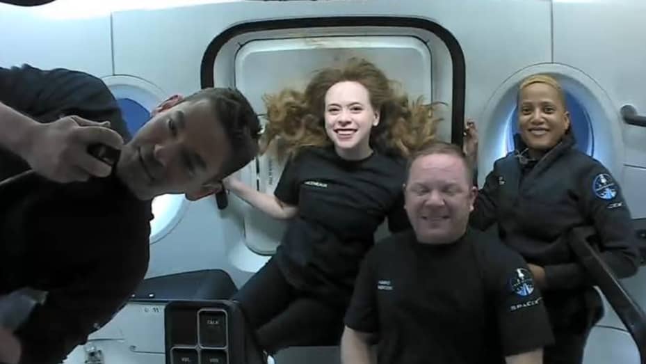A primeira olhada na tripulação em órbita, da esquerda: Jared Isaacman, Hayley Arceneaux, Chris Sembroski, Sian Proctor.