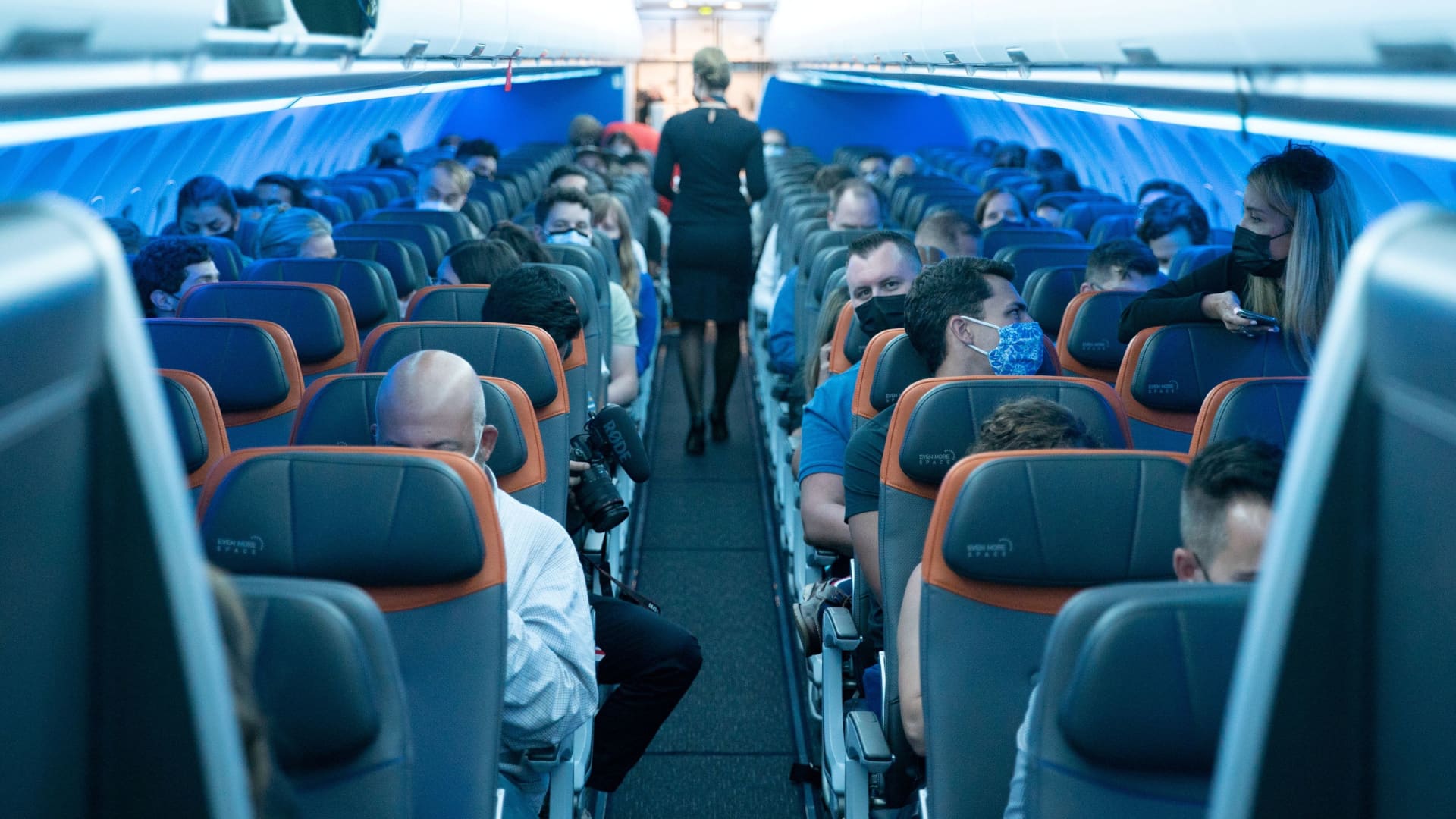 बिडेन प्रशासन ने कांग्रेस से आग्रह किया कि एयरलाइनों द्वारा परिवारों को एक साथ बैठने के लिए चार्ज करने पर प्रतिबंध लगाया जाए