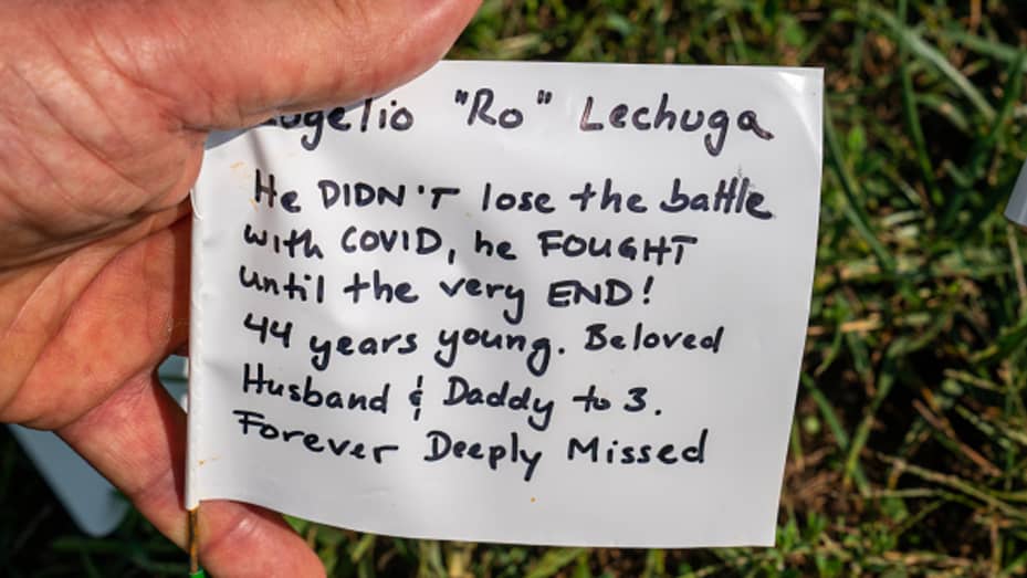 A personal note is seen on a white flag at the 'In America: Remember' public art installation near the Washington Monument on September 18, 2021 in Washington, DC.