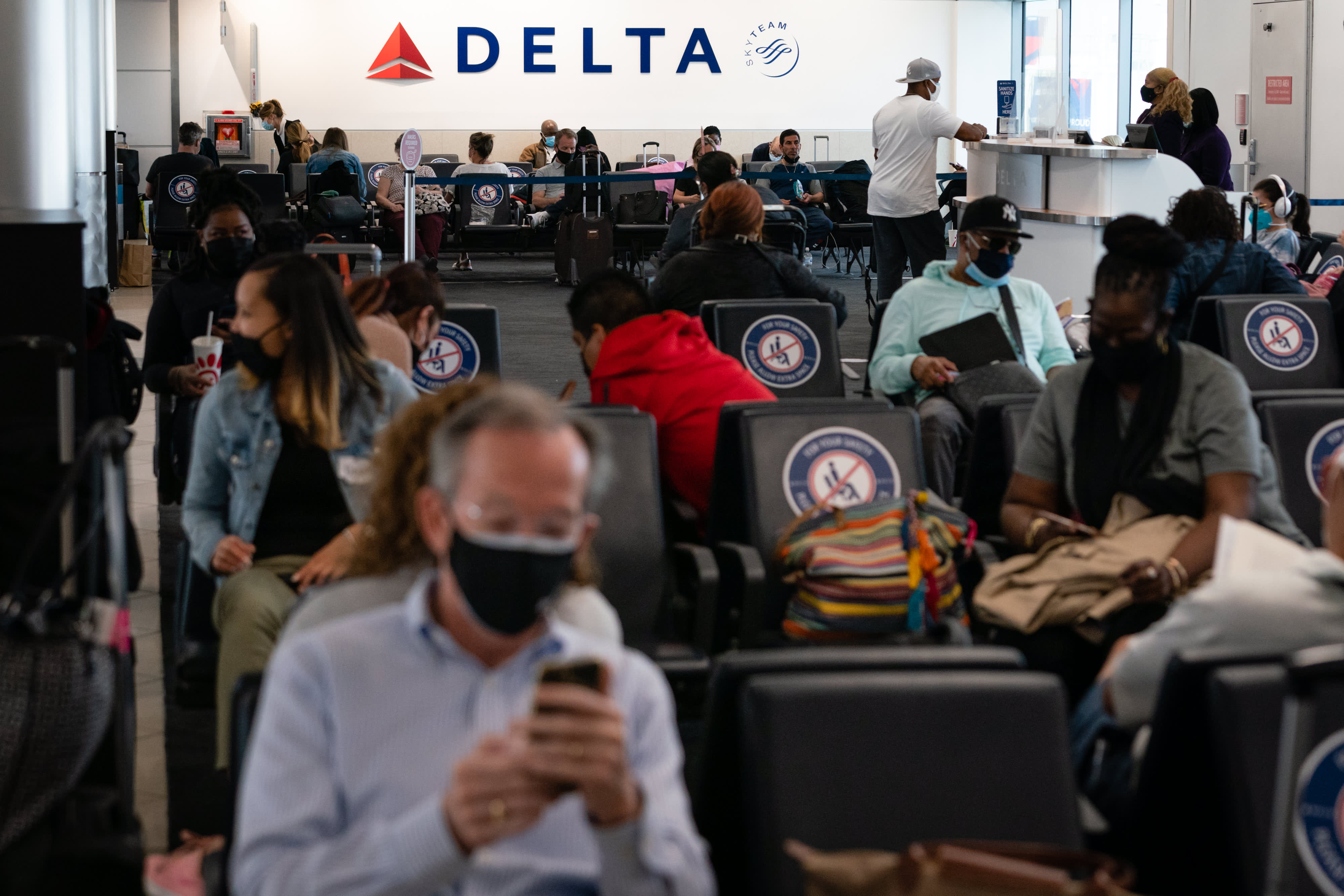 Airlines have banned hundreds of passengers for unruly behavior since the start of the pandemic. Delta Air Lines wants carriers to share those lists. 