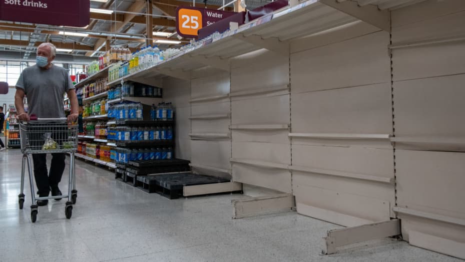 Estantes vacíos que generalmente almacenan agua embotellada en el supermercado Sainsbury's, Greenwich Peninsular, el 19 de septiembre de 2021 en Londres, Inglaterra.