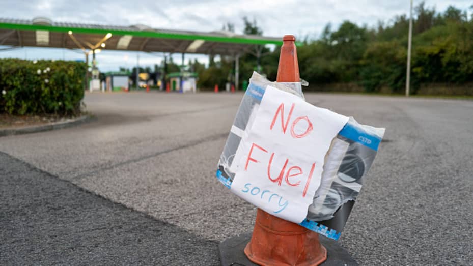 Un letrero que dice "No Fuel Sorry" exhibido en una gasolinera Asda el 26 de septiembre de 2021 en Cardiff, Reino Unido.