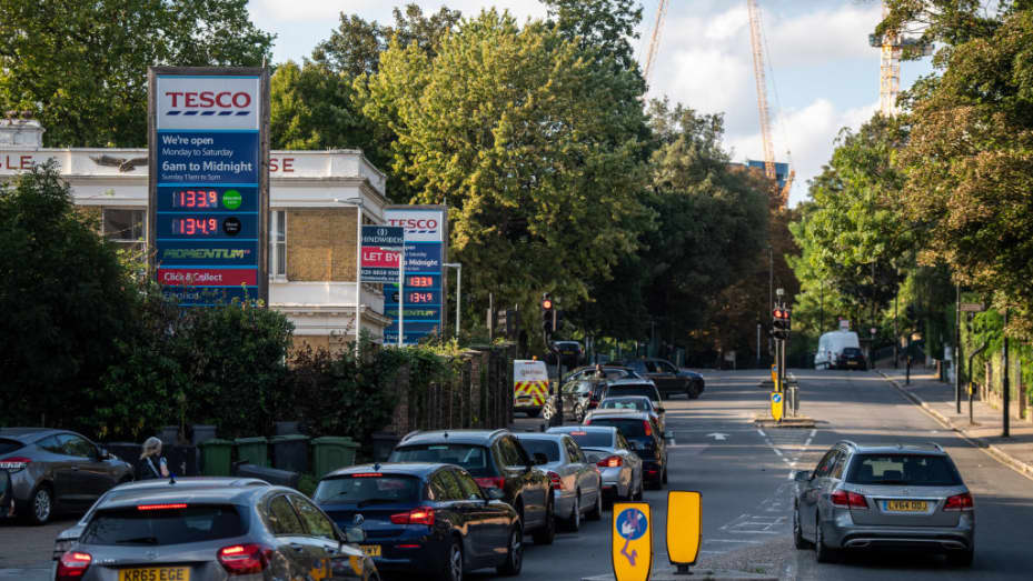 Motorists queue for fuel at a Tesco garage in Lewisham on September 26, 2021 in London, England.