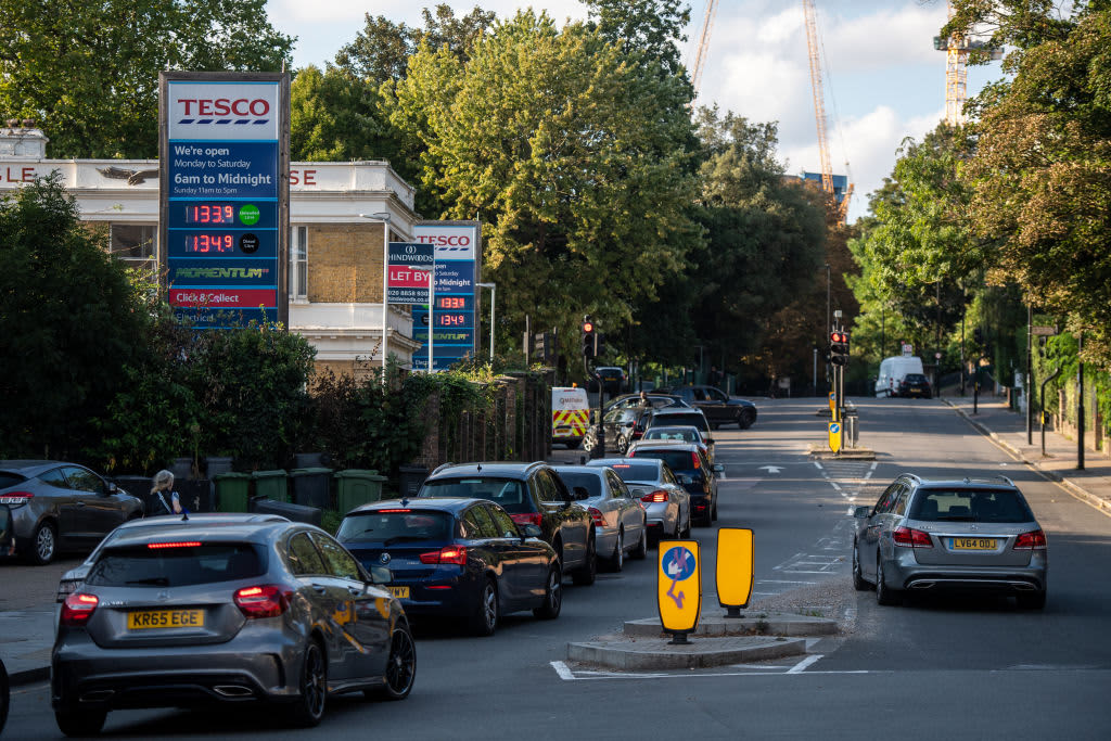 JK galėtų dislokuoti degalų tiekimo armiją, nes vairuotojai paniškai perka benziną