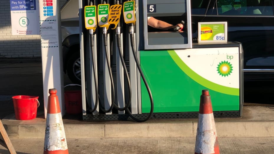 Las bombas de gasolina están fuera de uso porque los conductores entran en pánico por comprar combustible en una estación de servicio de BP en el sureste de Londres, Reino Unido, el 26 de septiembre de 2021.
