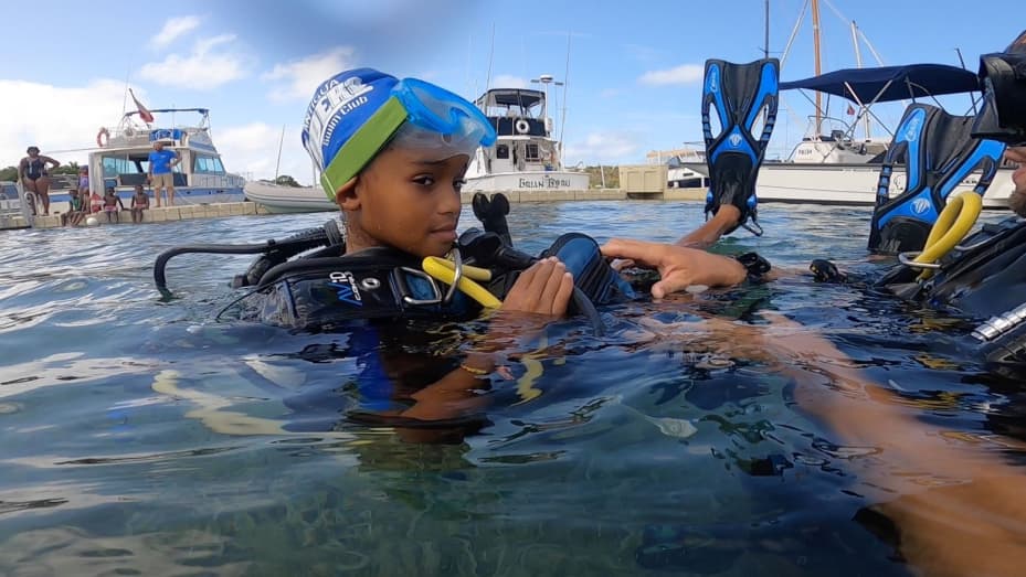Моя дочь научилась нырять с аквалангом под пристальным наблюдением Dive Carib в Английской гавани.