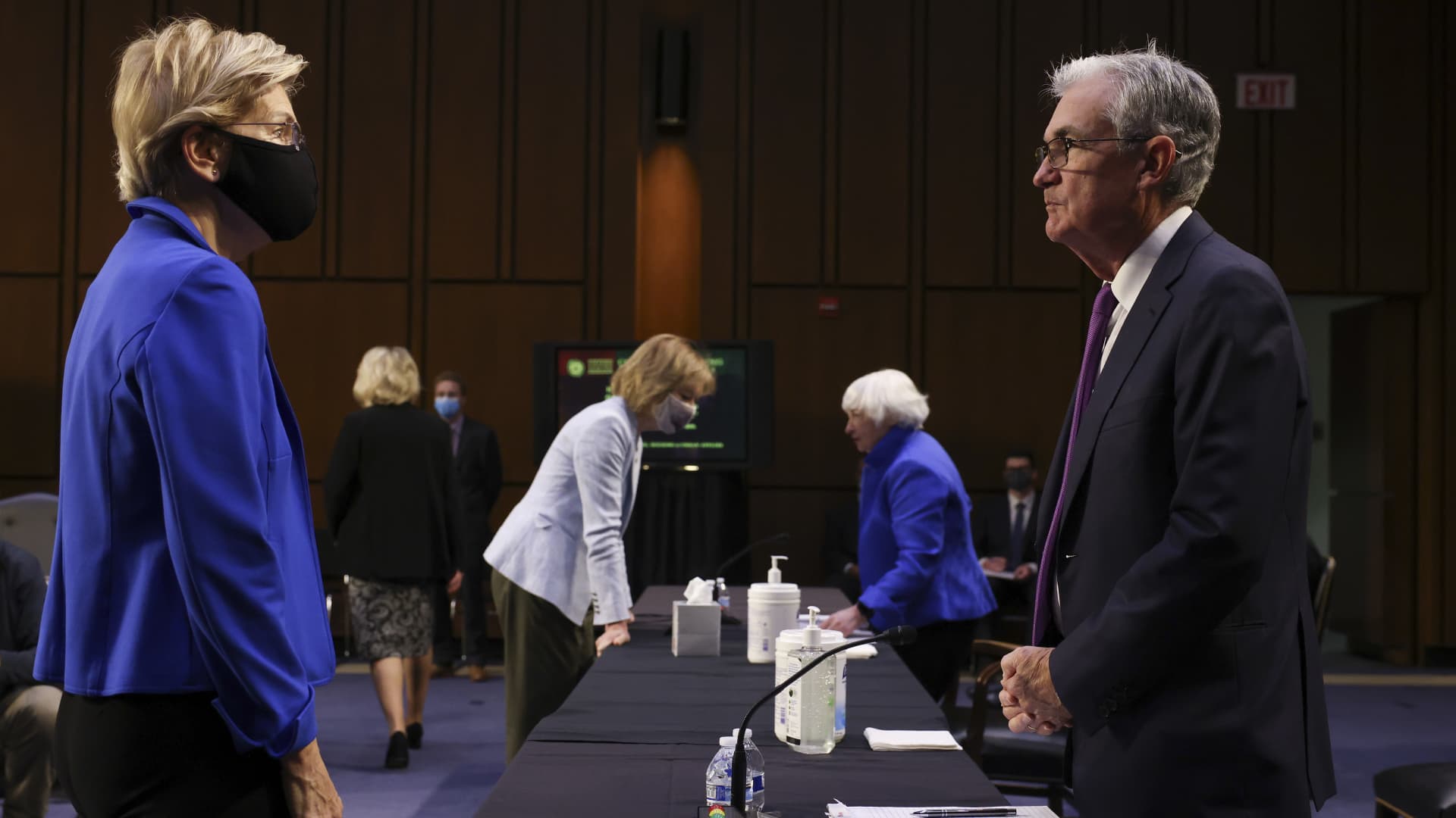 Senator Elizabeth Warren, a Democrat from Massachusetts, left, speaks with Jerome Powell, chairman of the U.S. Federal Reserve, during a Senate Banking, Housing and Urban Affairs Committee hearing in Washington, D.C., U.S., on Tuesday, Sept. 28, 2021.