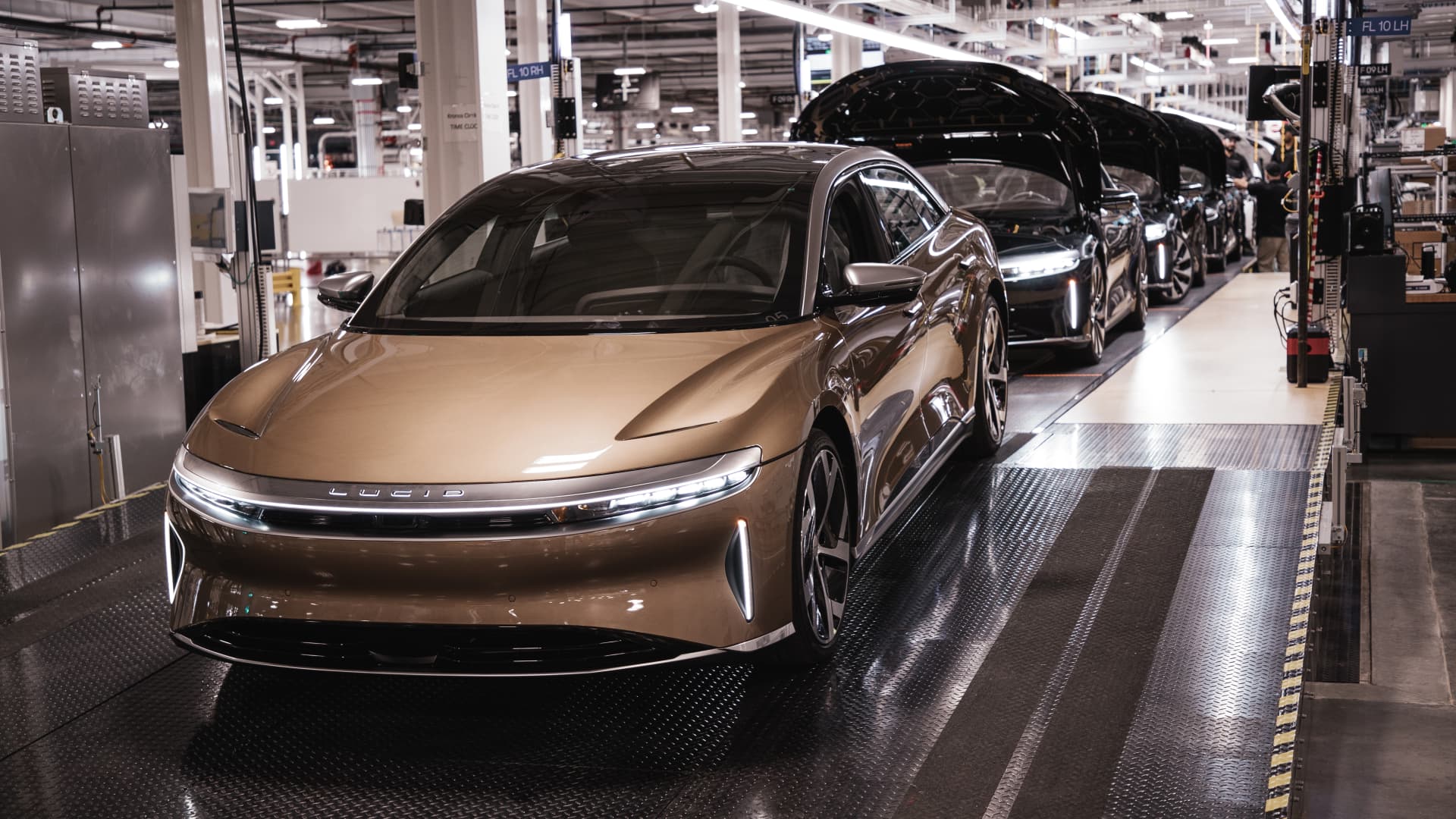 Photo of Lucid’s revenue falls short of estimates as it guides to higher EV production in 2023