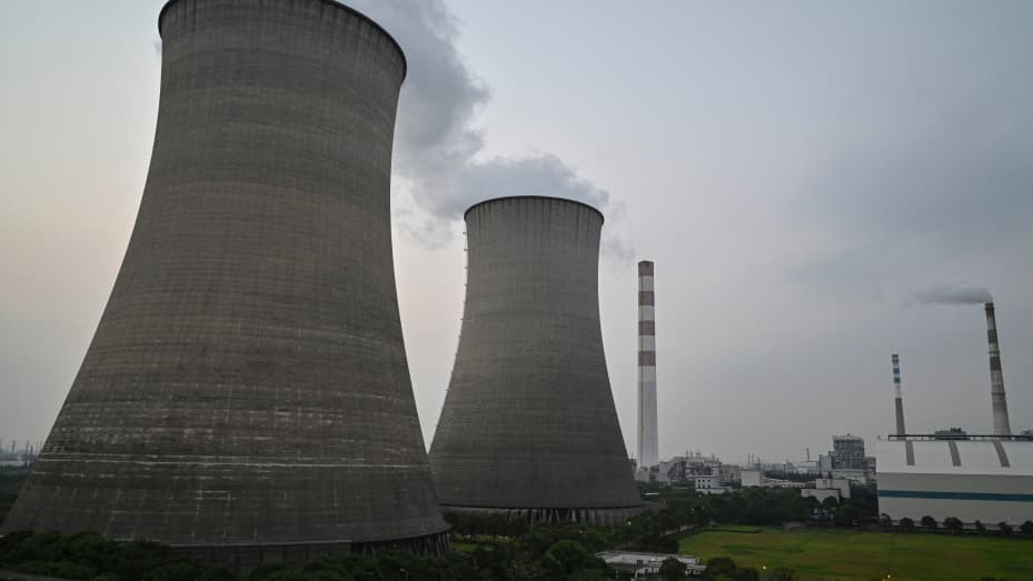 Una vista general muestra la central eléctrica de carbón y electricidad de Wujing en Shanghai el 28 de septiembre de 2021.