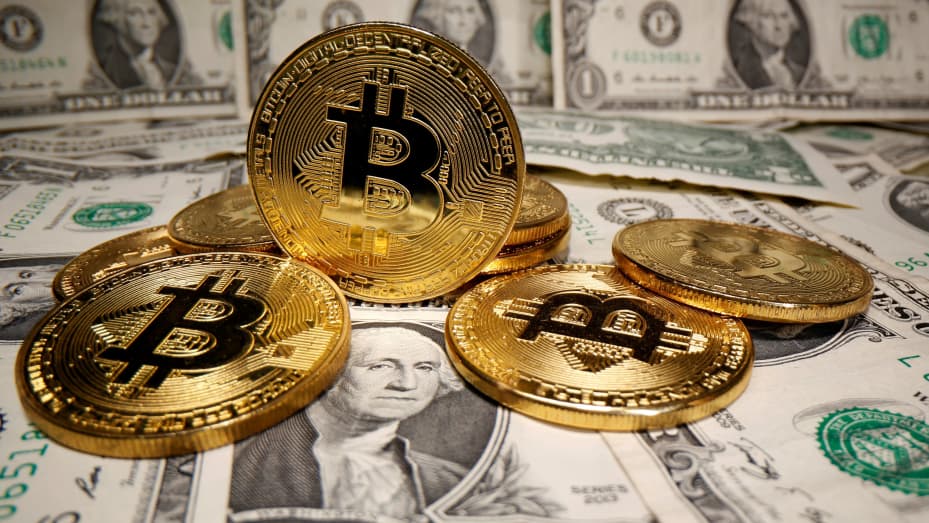 Representations of virtual currency Bitcoin are placed on U.S. Dollar banknotes in this illustration taken May 26, 2020. REUTERS/Dado Ruvic/Illustration/File Photo