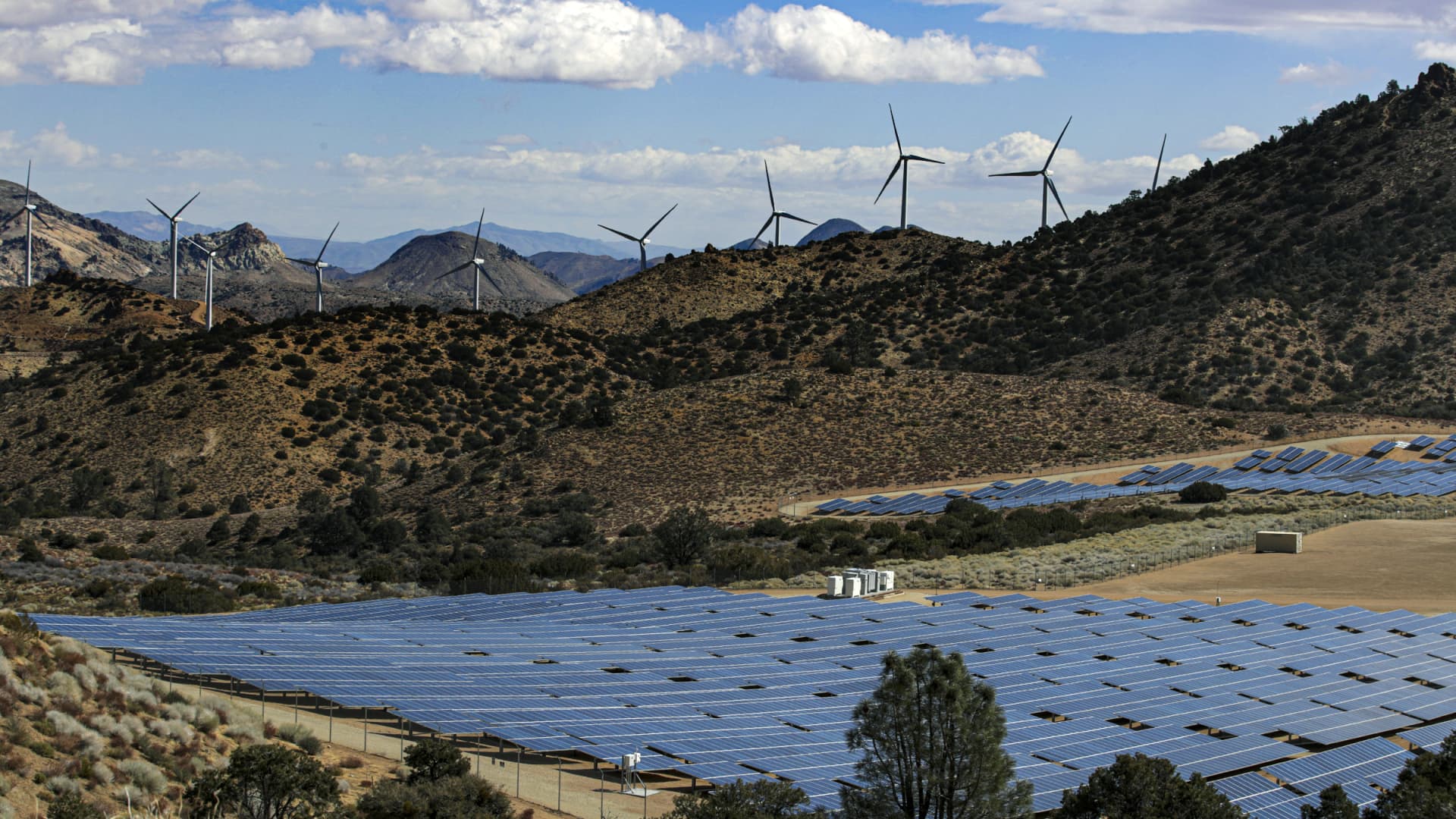 Kern County, CA - March 23: LADWPs Pine Tree Wind Farm and Solar Power Plant in the Tehachapi Mountains Tehachapi Mountains on Tuesday, March 23, 2021 in Kern County, CA.(Irfan Khan / Los Angeles Times via Getty Images)