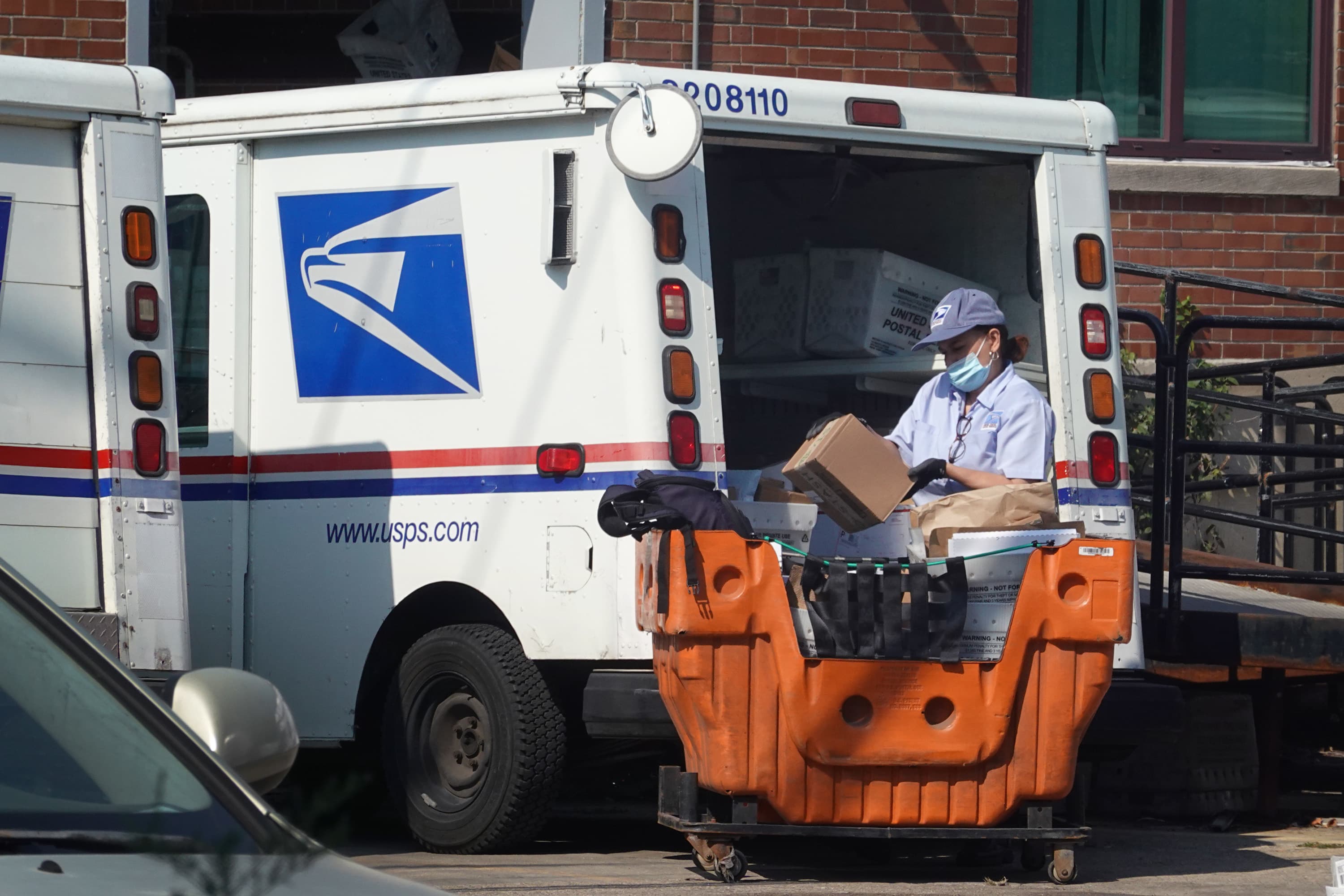 11 Biggest USPS Competitors In 2022 (Your Full Guide)