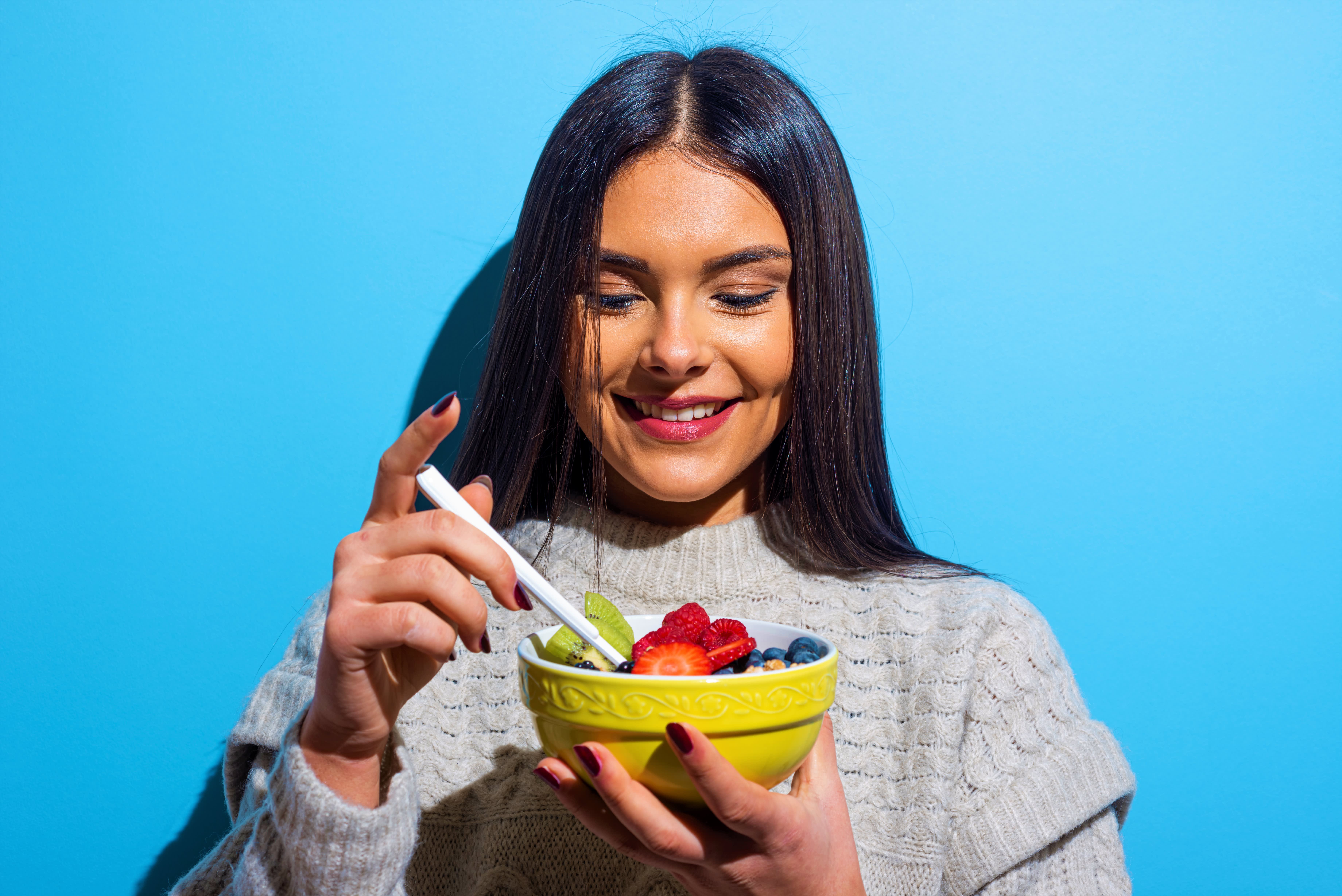 Eat these 5 foods to sharpen your brain health, memory and focus, says Harvard nutritionist.