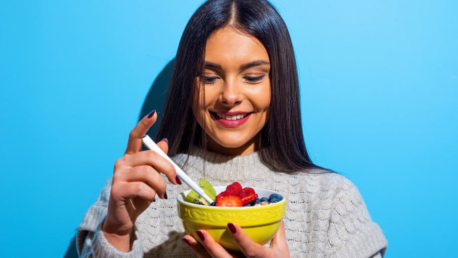 A Harvard nutritionist and brain expert shares the 5 foods she eats every day to sharpen her memory and focus 106956628-1633700813205-GettyImages-1304320892