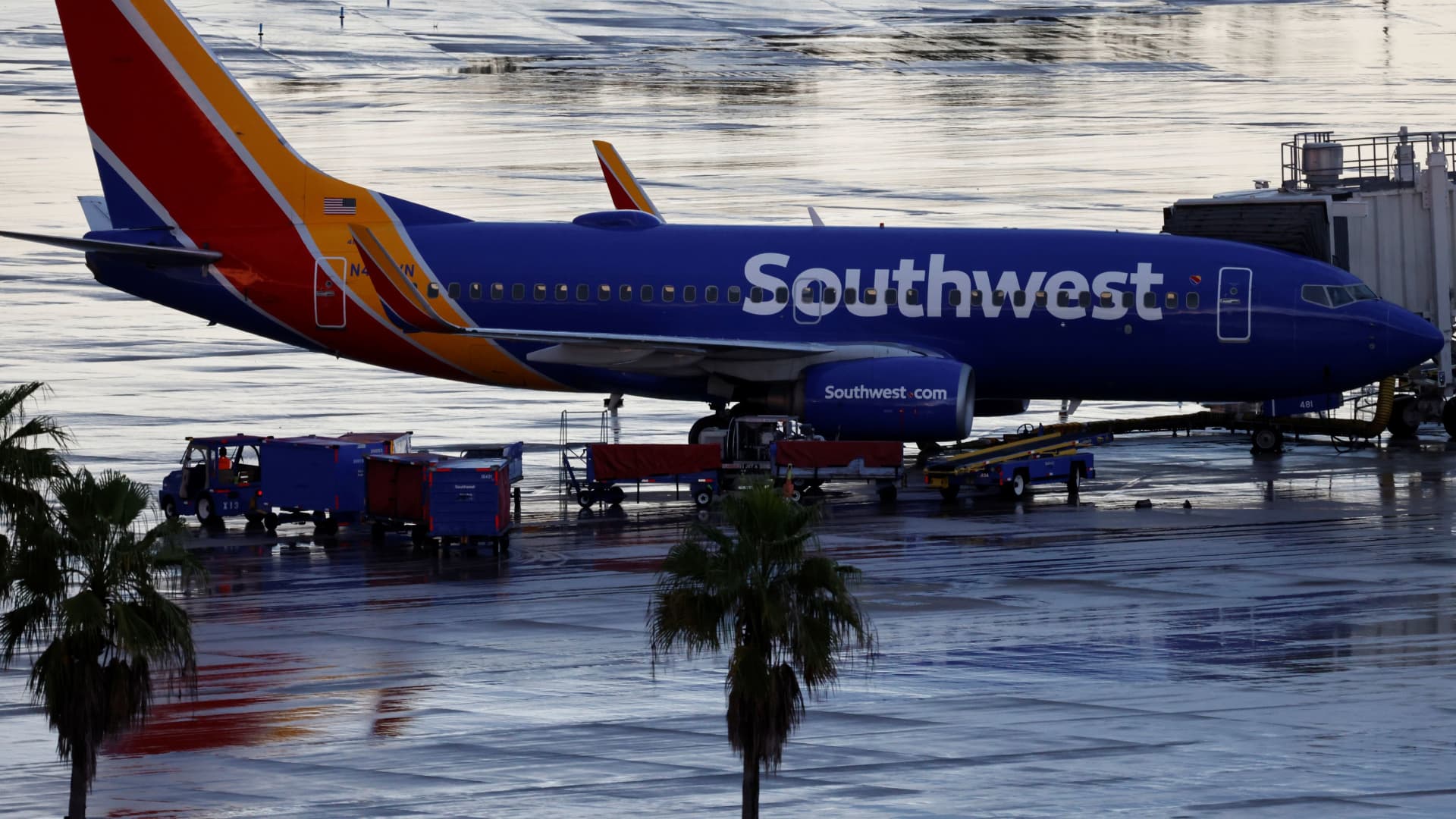 Airlines cancel hundreds of weekend flights as thunderstorms sweep through Florida – CNBC