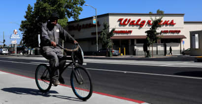 Walgreens shares fall even after quarterly results top expectations