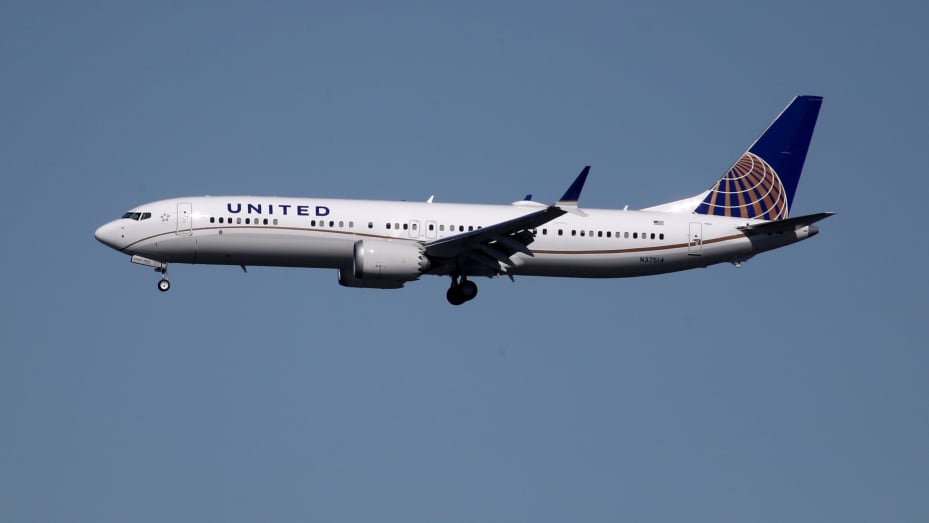 Un avión Boeing 737 Max 9 de United Airlines aterriza en el Aeropuerto Internacional de San Francisco el 13 de marzo de 2019 en Burlingame, California.