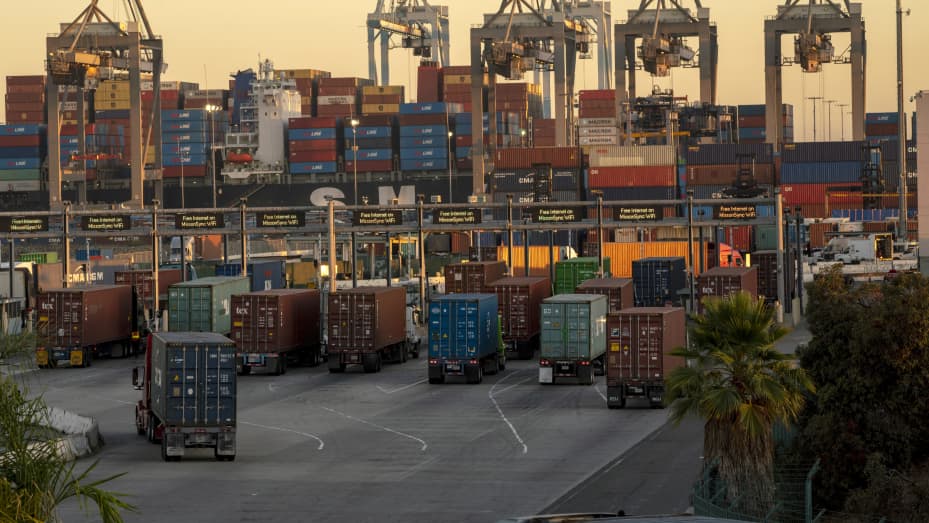 Xe tải chở hàng đậu tại Cảng Los Angeles ở Los Angeles, California, Hoa Kỳ, vào thứ Tư, ngày 13 tháng 10 năm 2021.
