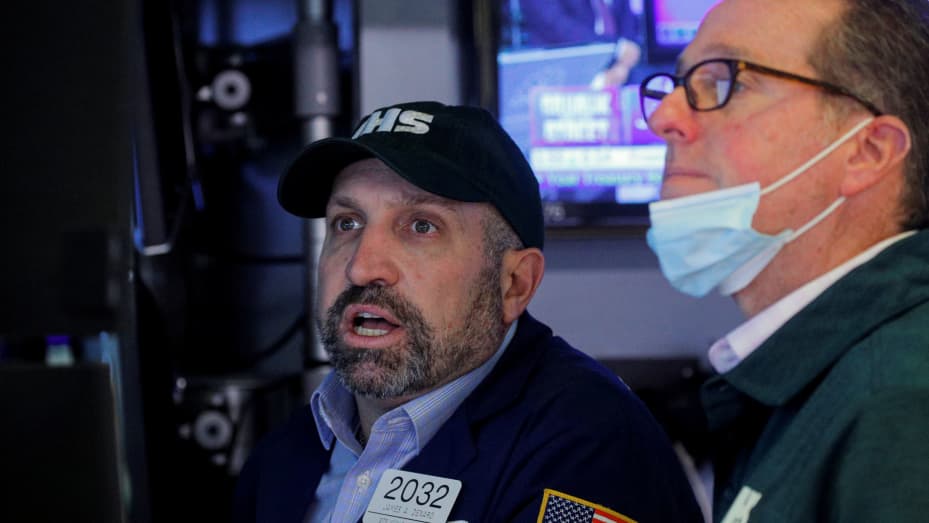 Los comerciantes trabajan en el piso de la Bolsa de Valores de Nueva York (NYSE) en la ciudad de Nueva York, EE. UU., 14 de octubre de 2021.