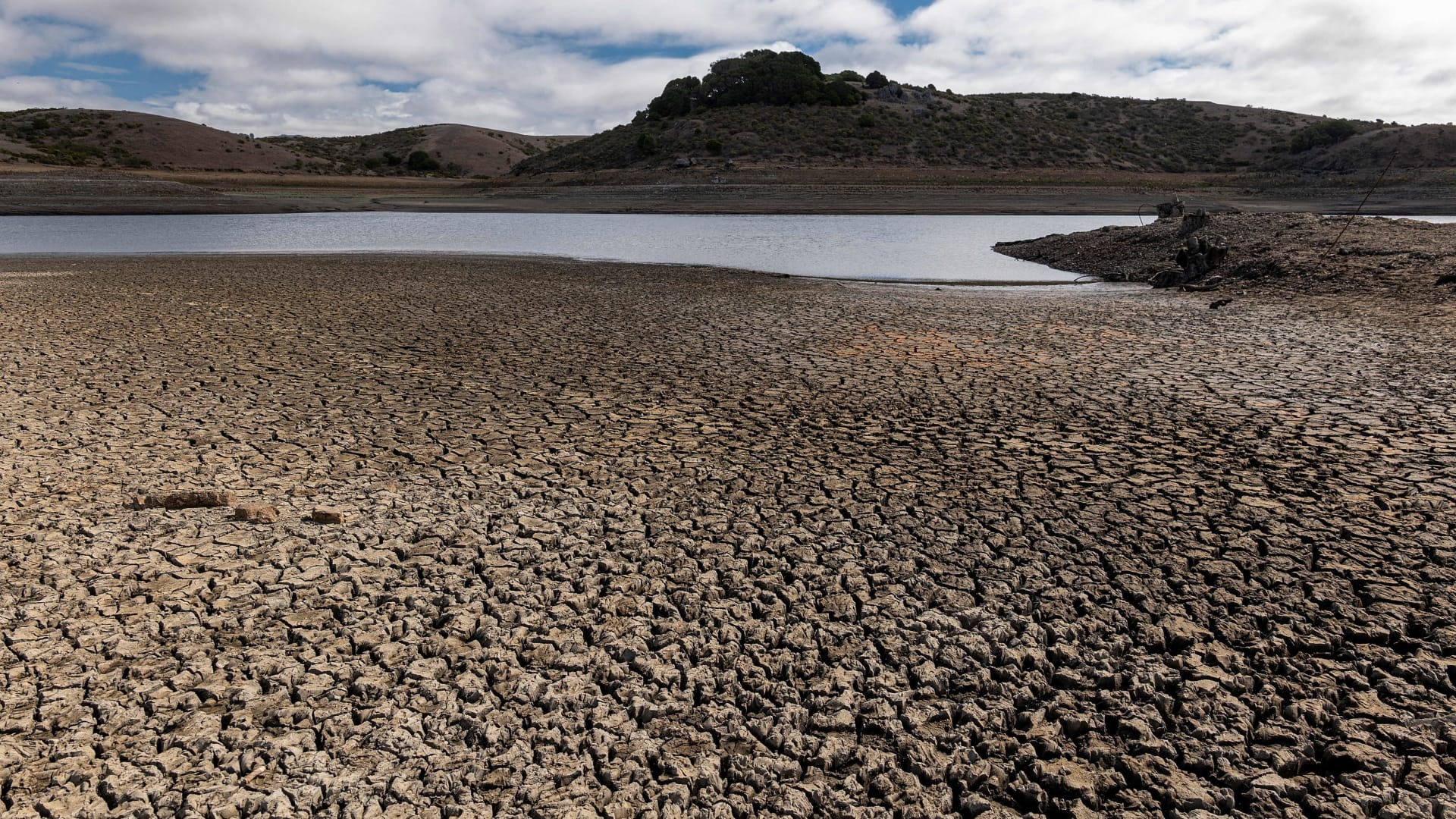California slashes supplies to water agencies amid record drought