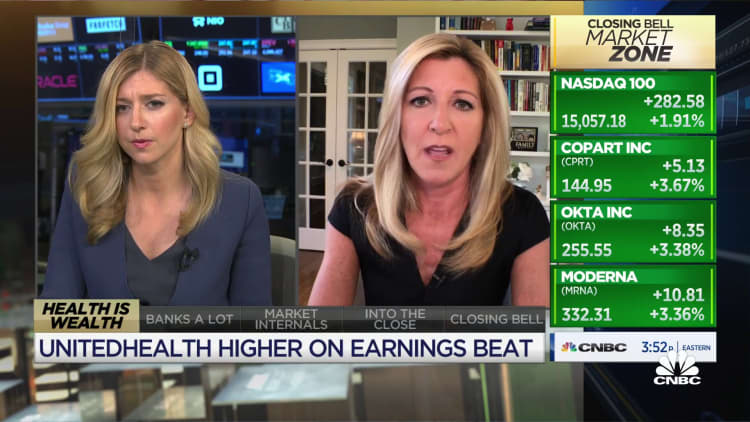 UnitedHealth adds 100 points to the Dow