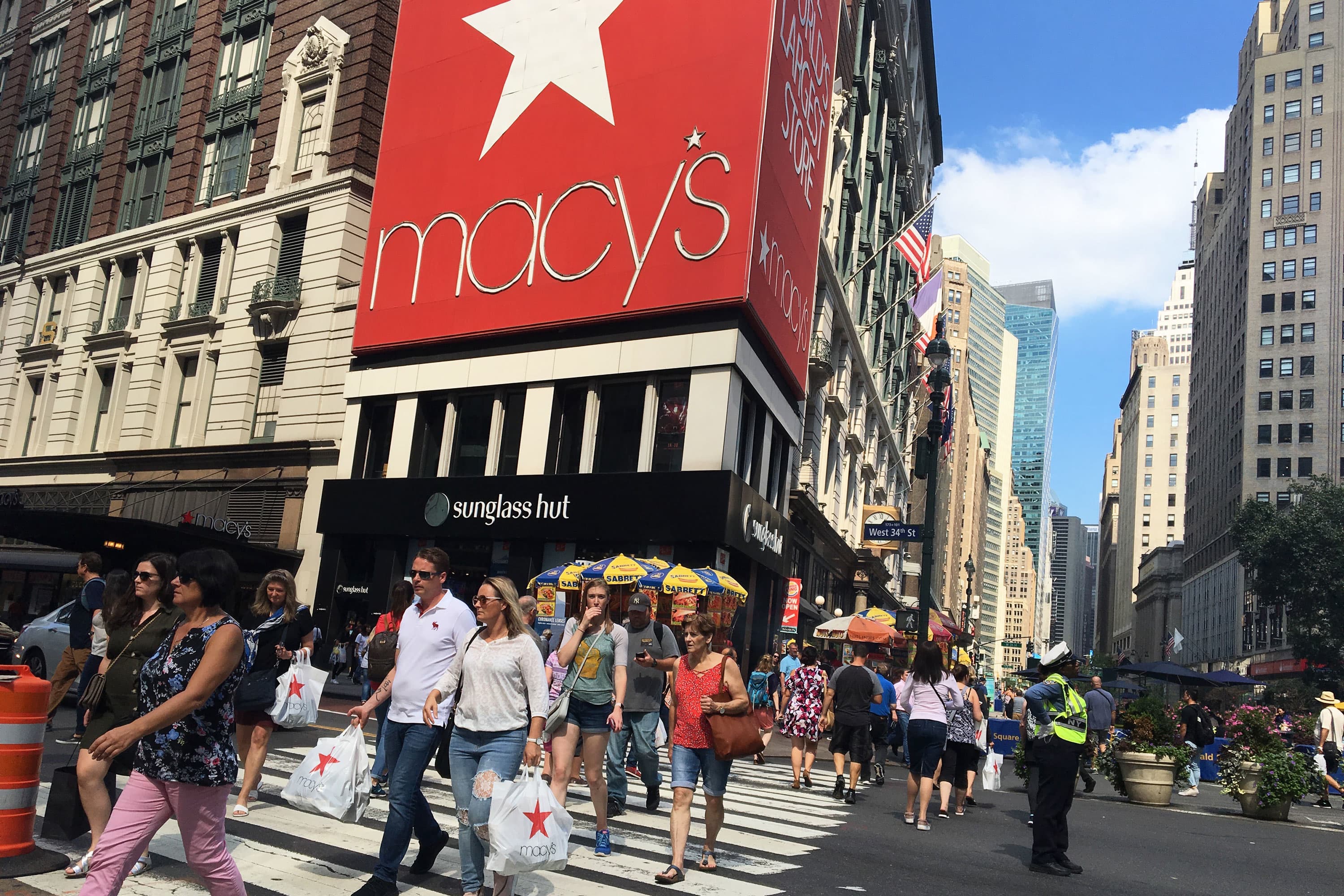 Macy’s is overhauling its website and retraining employees in a bid to be your personal stylist