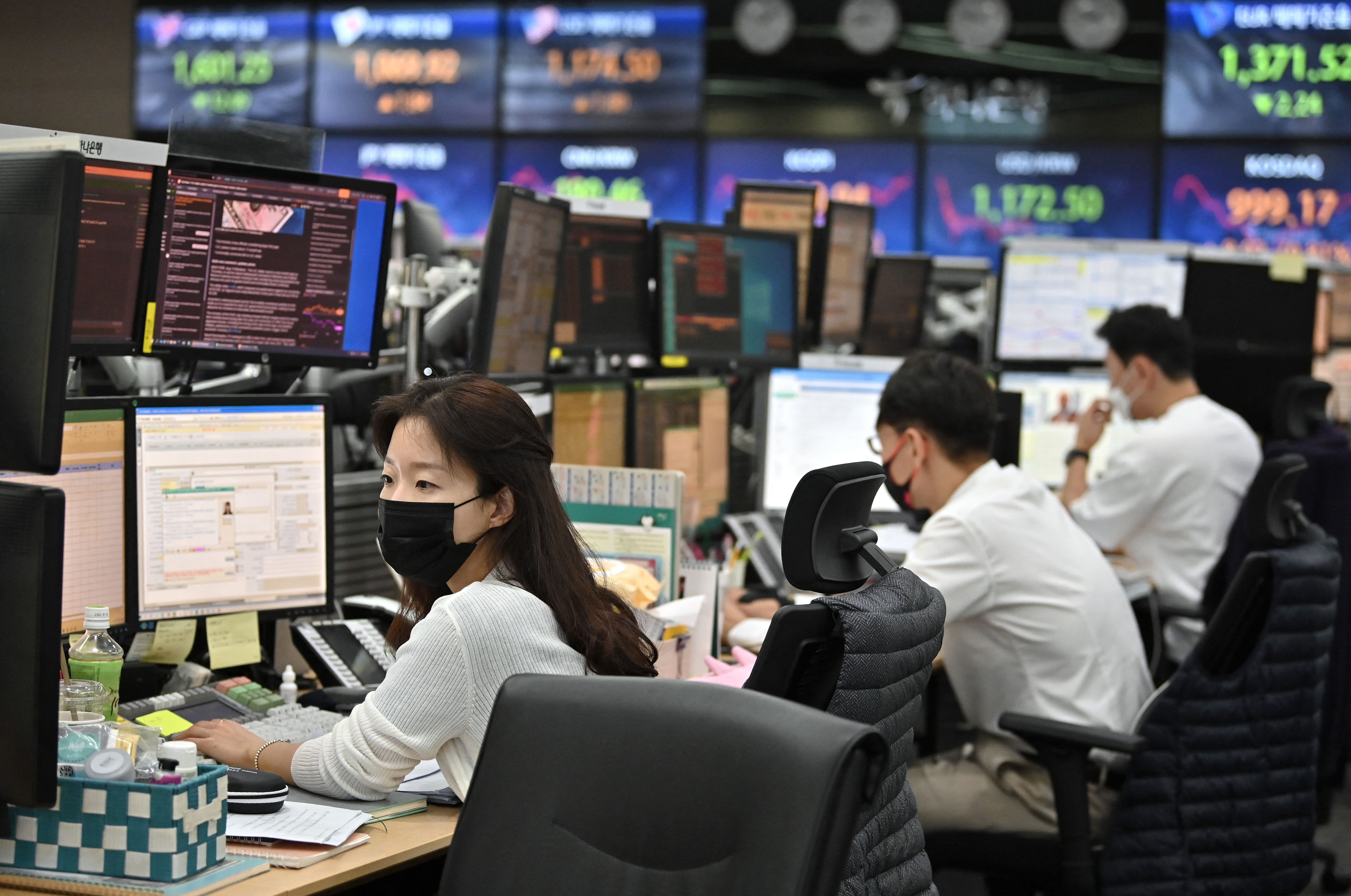 Asia stocks mixed as trading in 2022 kicks off; Evergrande shares halted – CNBC