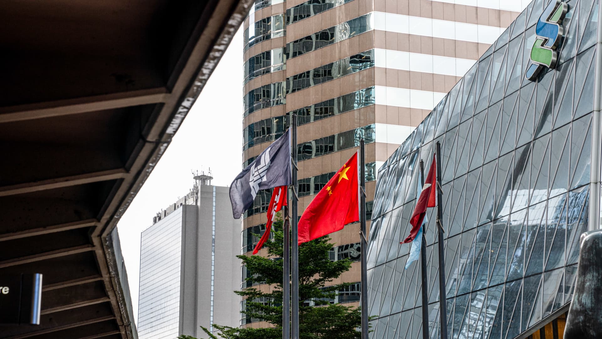 Hong Kong’s Hang Seng down 2% as Asia markets drop; South Korea’s inflation rises