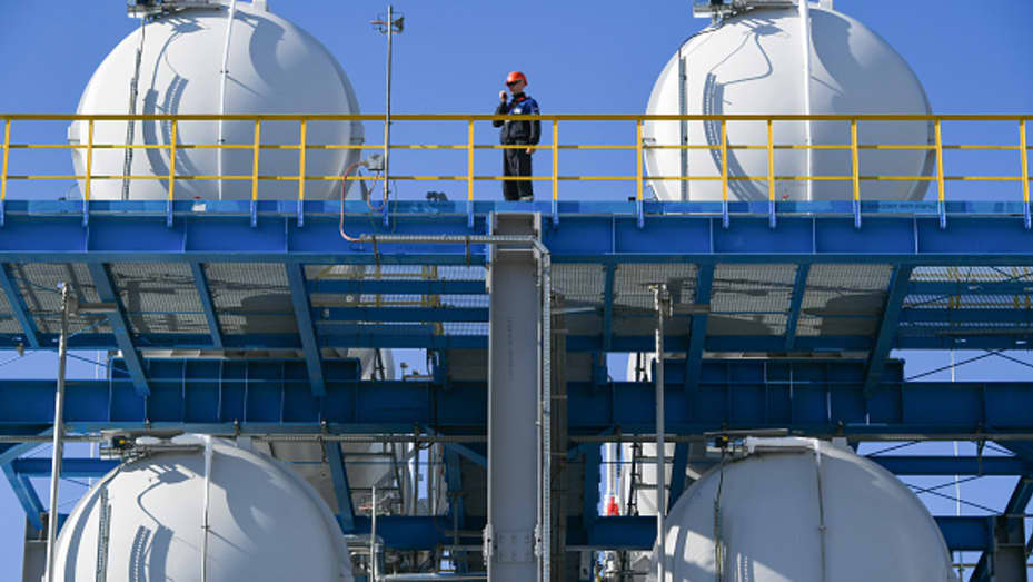 Un hombre trabaja en la planta de procesamiento de gas de Amur.  Con una superficie de 800ha, tiene una capacidad anual estimada de 42 mil millones de metros cúbicos de gas natural.