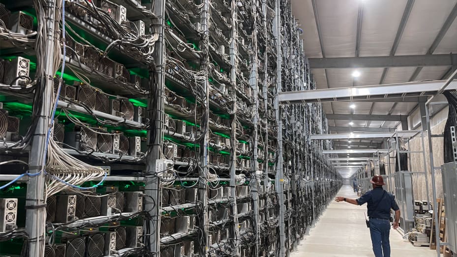 Whinstone CEO Chad Harris takes CNBC on a tour of the largest bitcoin mine in North America.