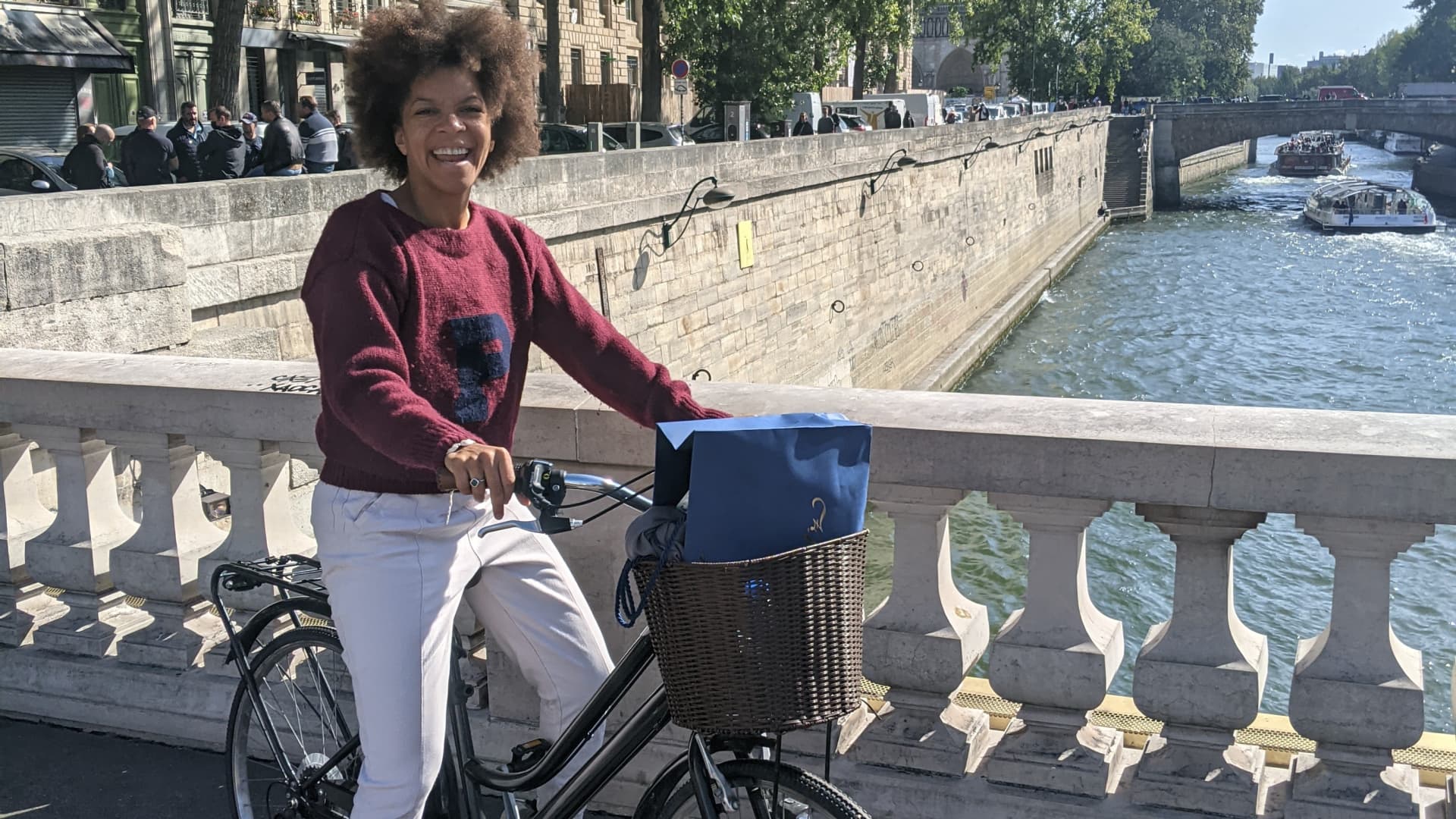 Kesi Irvin biking around Paris