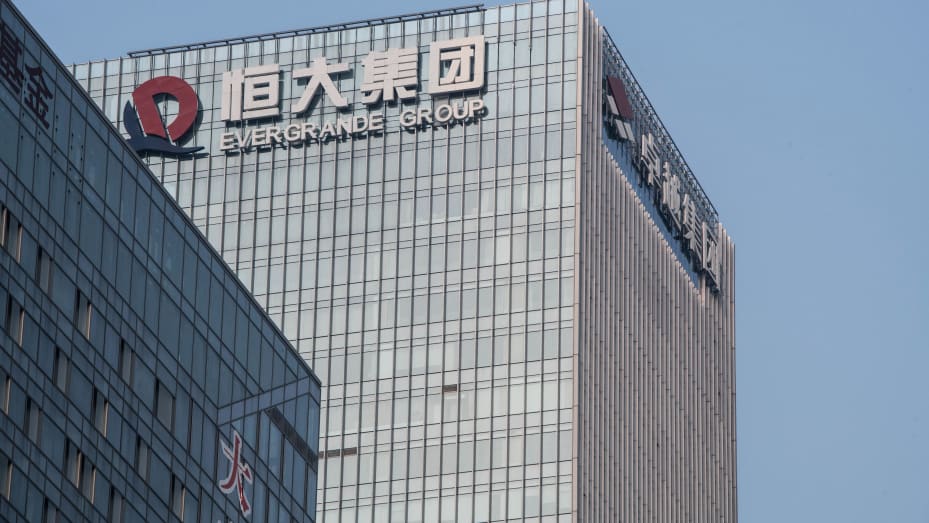 China Evergrande Group comenzó a devolver una pequeña parte del dinero adeudado a los compradores de sus productos de inversión, semanas después de que la gente protestara por los pagos atrasados ​​en su sede de Shenzhen, que se muestra aquí el 30 de septiembre de 2021.