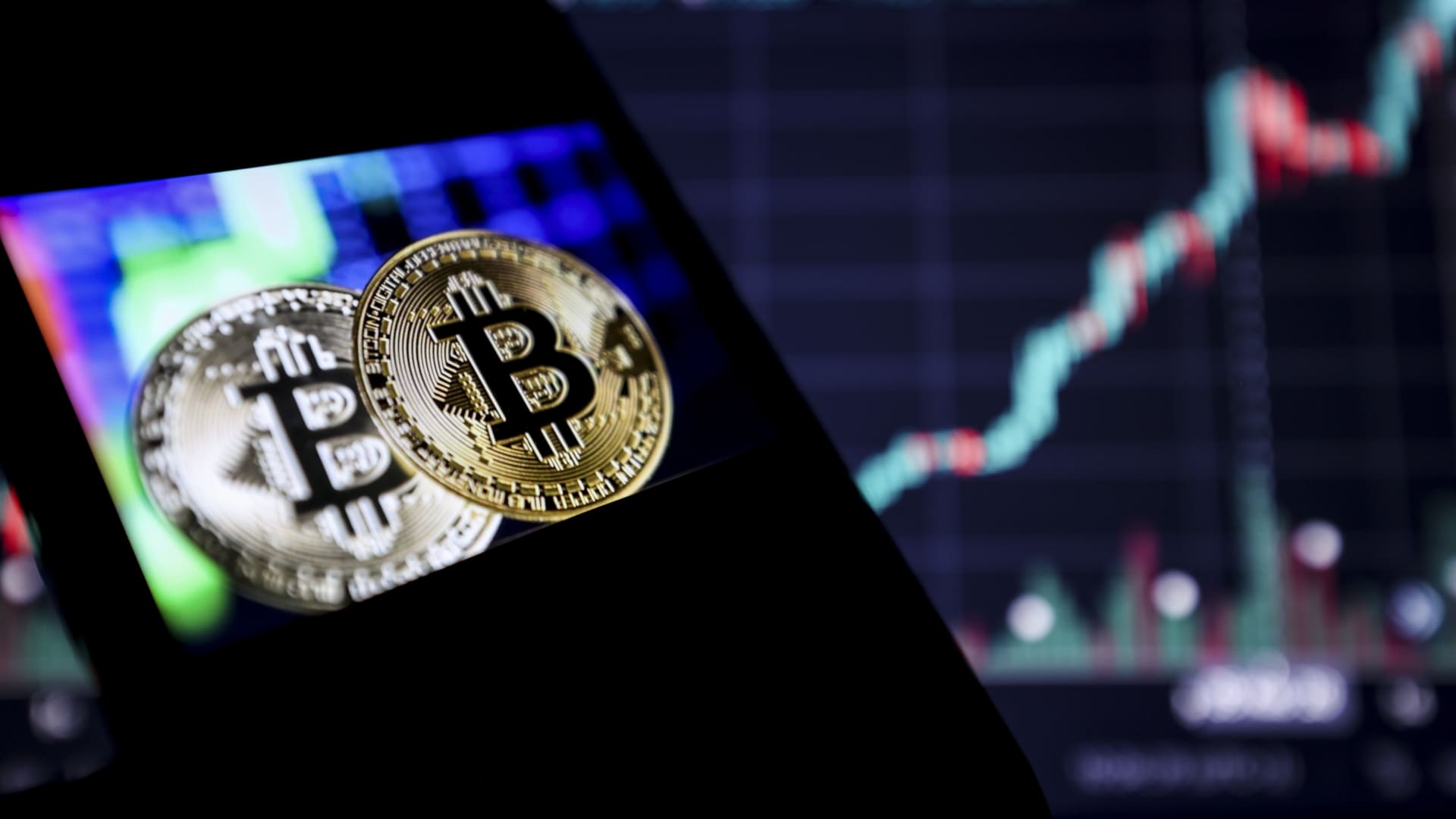 Cryptocurrencies recover after bitcoin pulls back from new record 