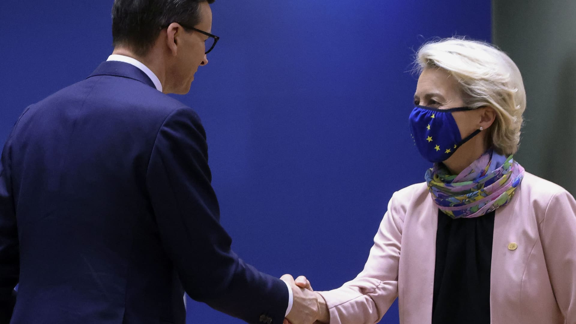 Poland's Prime Minister Mateusz Morawiecki (L) and European Commission President Ursula von der Leyen at the European Council Building in Brussels on October 21, 2021.