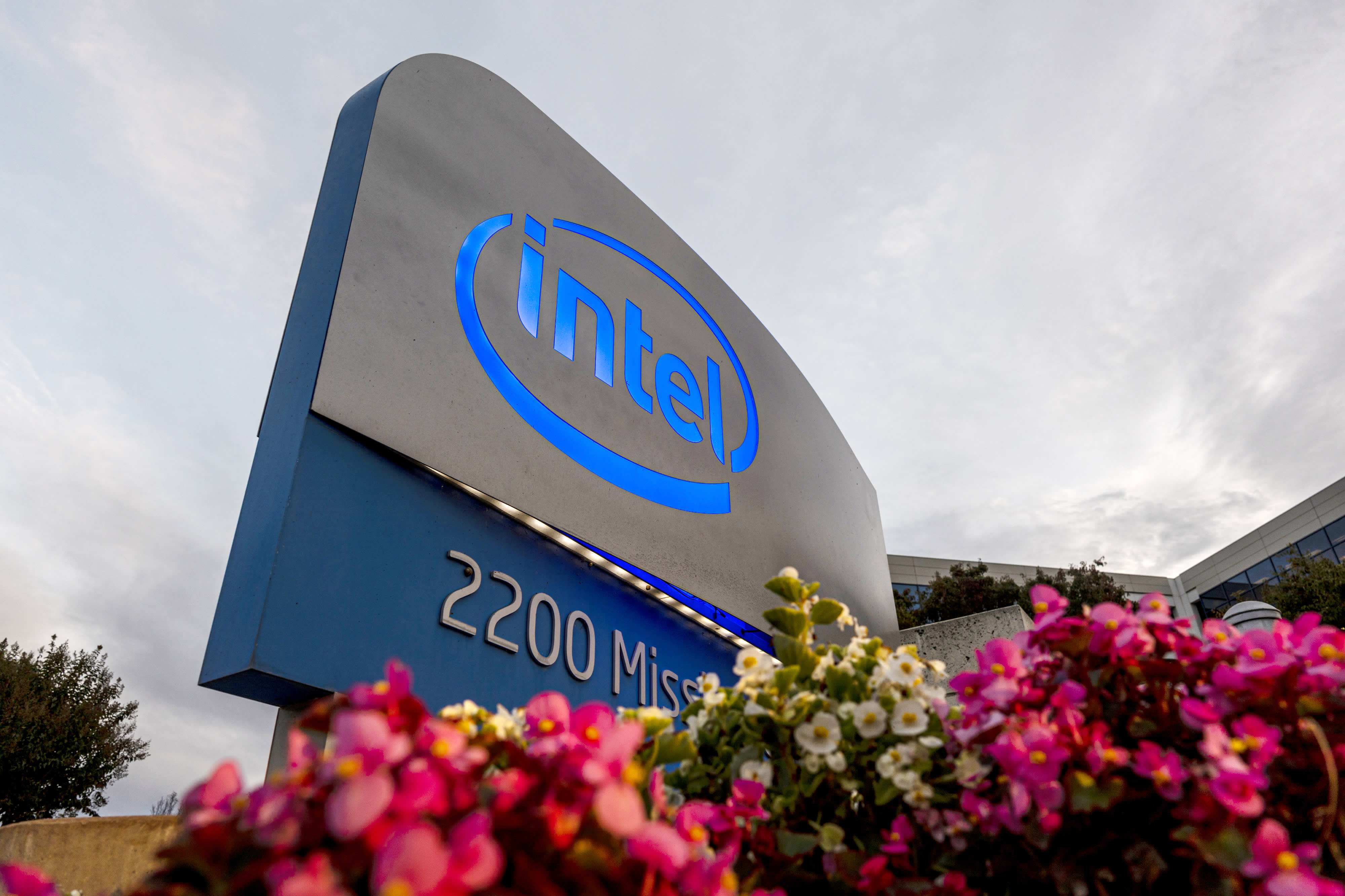 Intel falls after earnings. What market analysts see next
